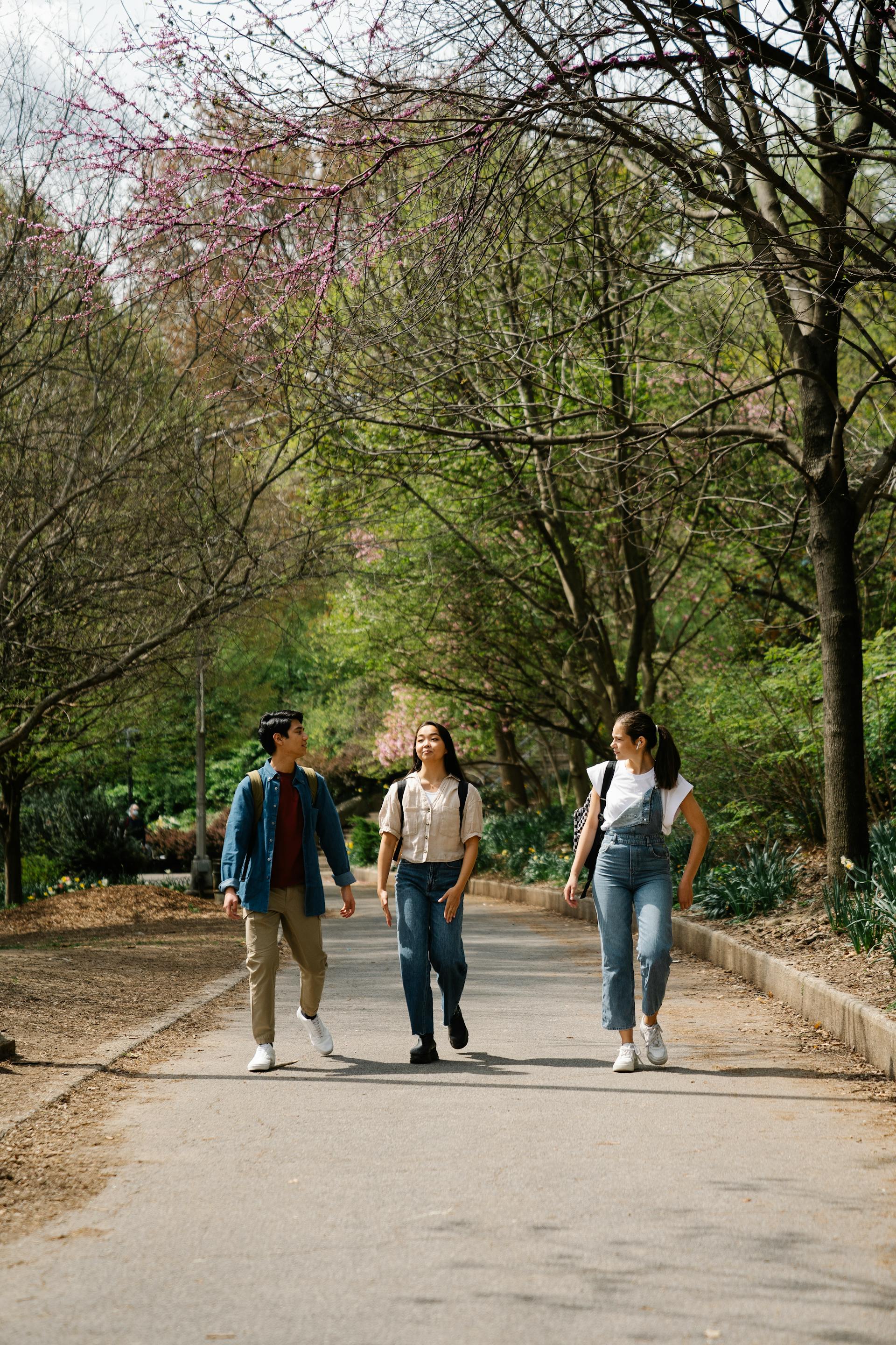 Tres jóvenes caminando por un sendero | Fuente: Pexels