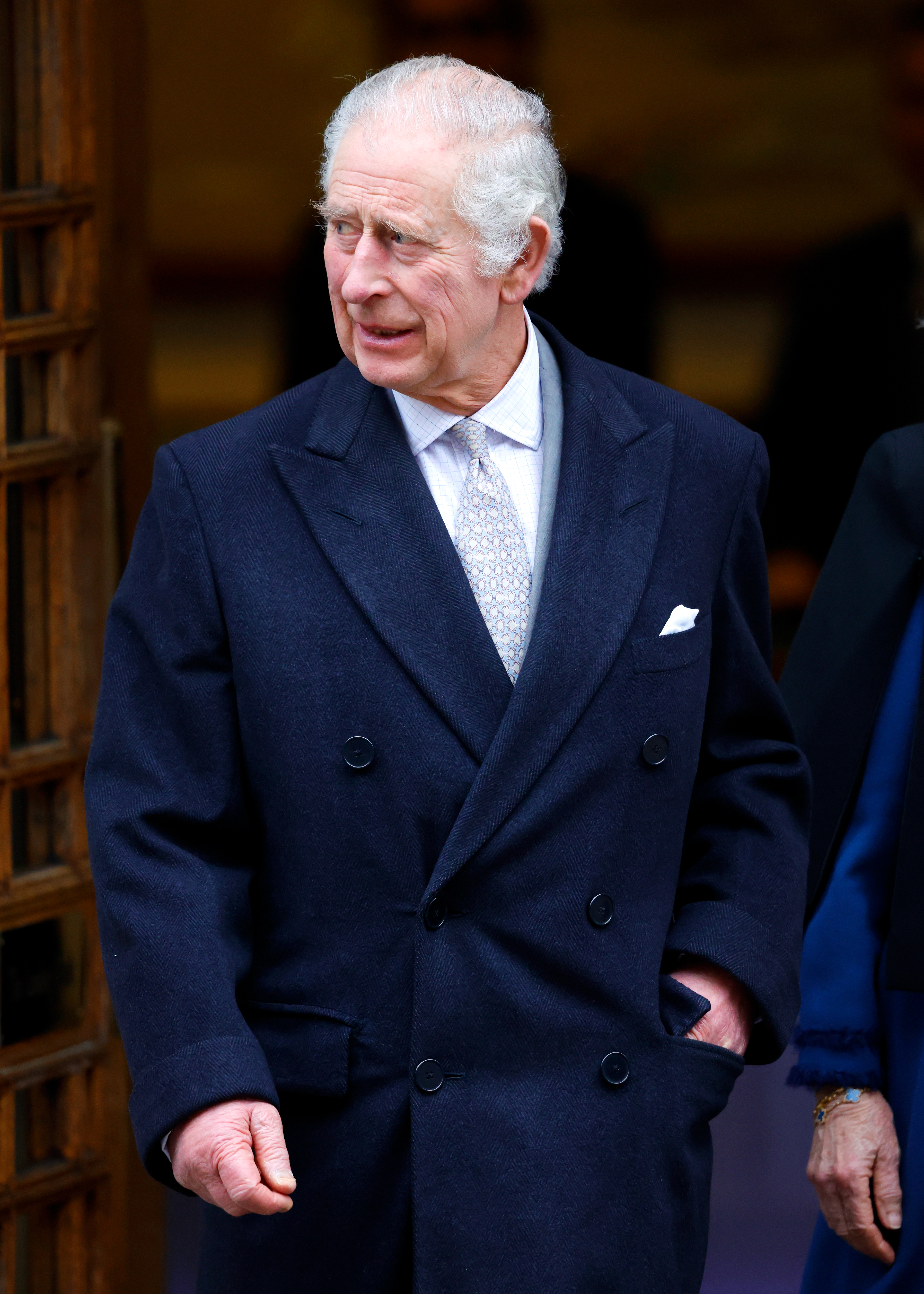 Rey Charles III saliendo de The London Clinic tras someterse a un procedimiento correctivo para el agrandamiento de la próstata el 29 de enero de 2024 en Londres, Inglaterra | Foto: Getty Images