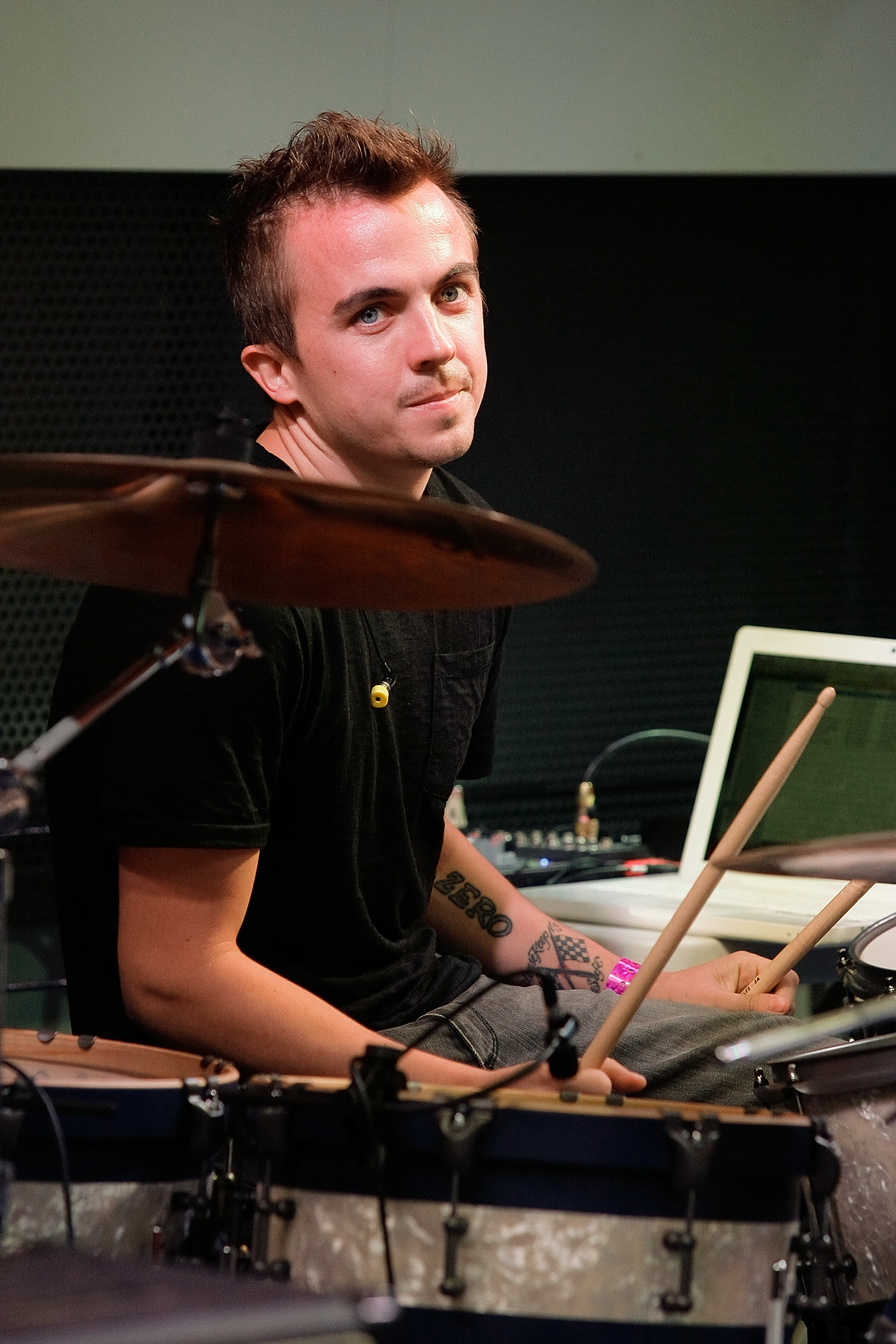 Frankie Muniz de You Hang Up actuando en los Universal CityWalk Celebrity Band Saturday Concerts el 14 de agosto de 2010, en Universal City, California. | Fuente: Getty Images