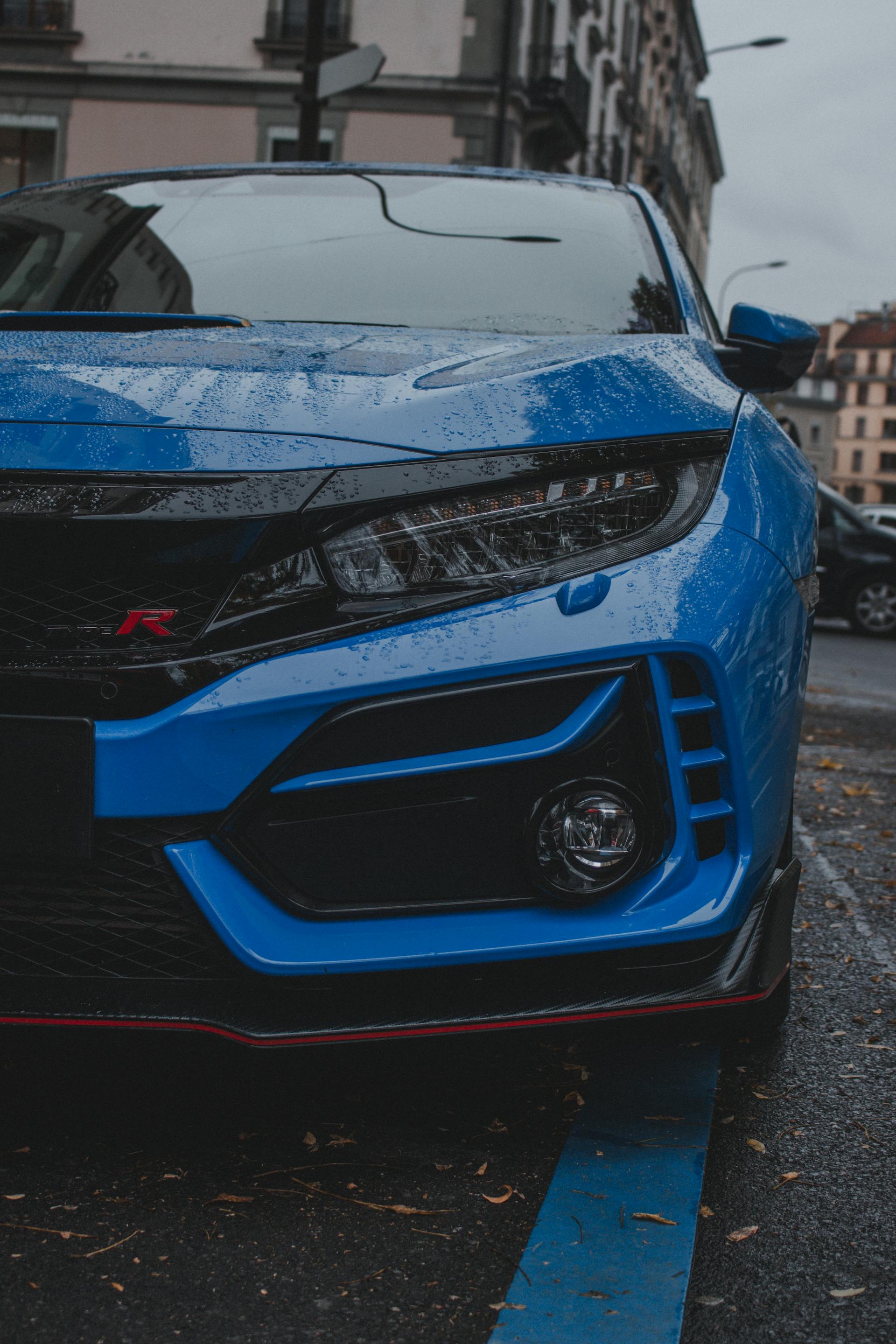Primer plano de un automóvil azul | Fuente: Pexels