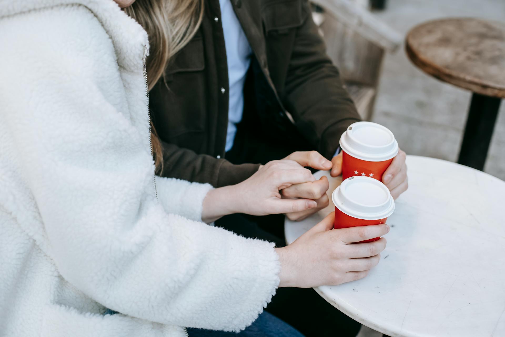 Una mujer y un hombre se toman la mano | Fuente: Pexels