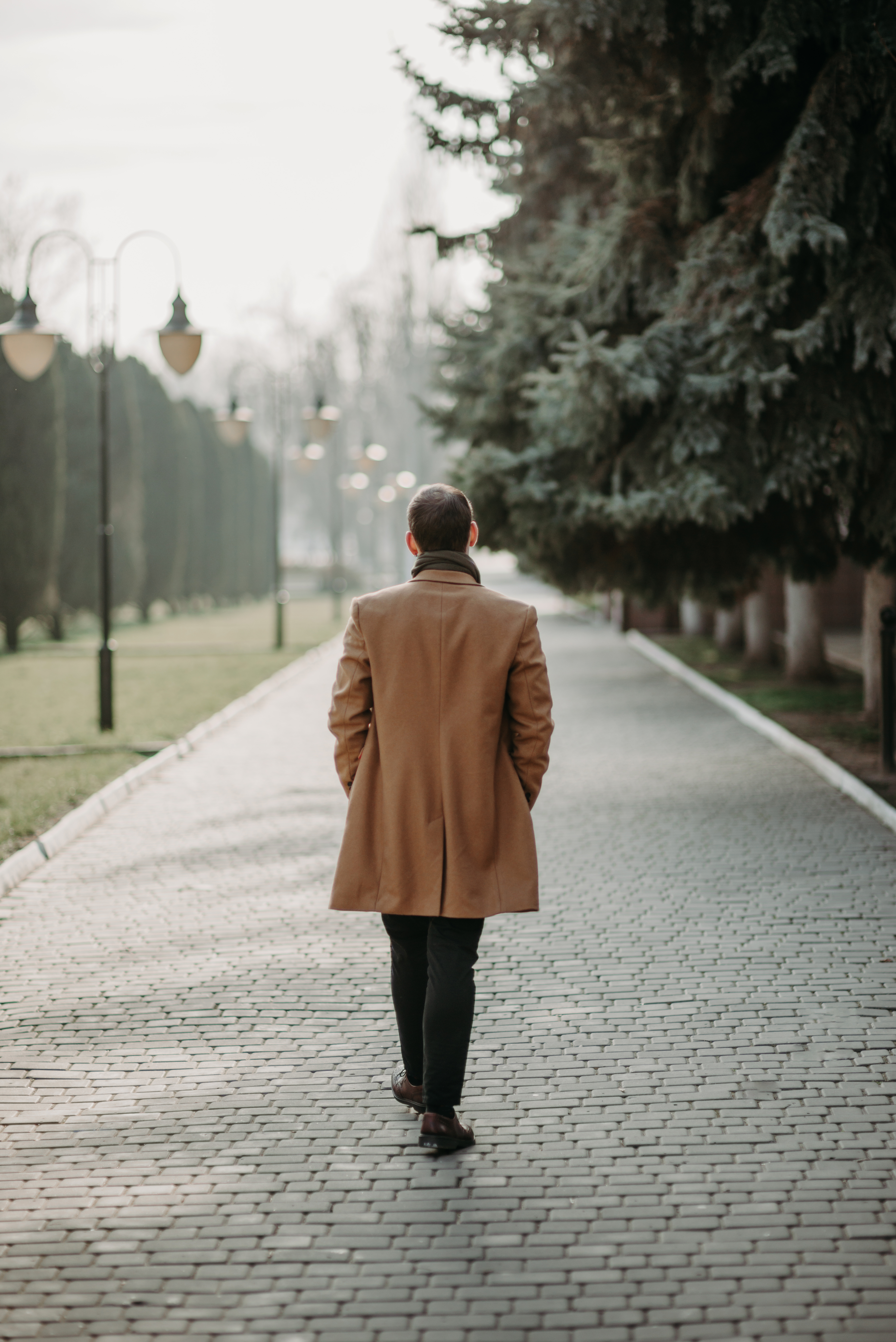 Un hombre caminando | Fuente: Shutterstock