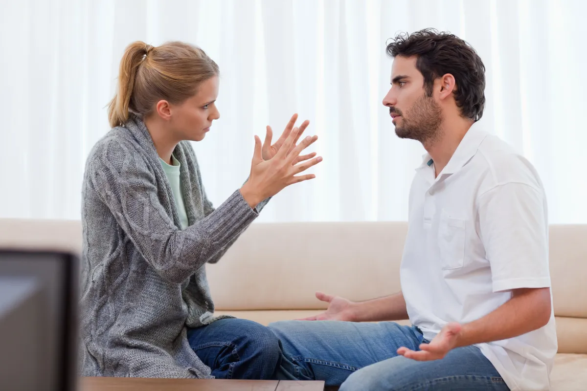 Una mujer enfadada con su marido en el salón | Fuente: Shutterstock