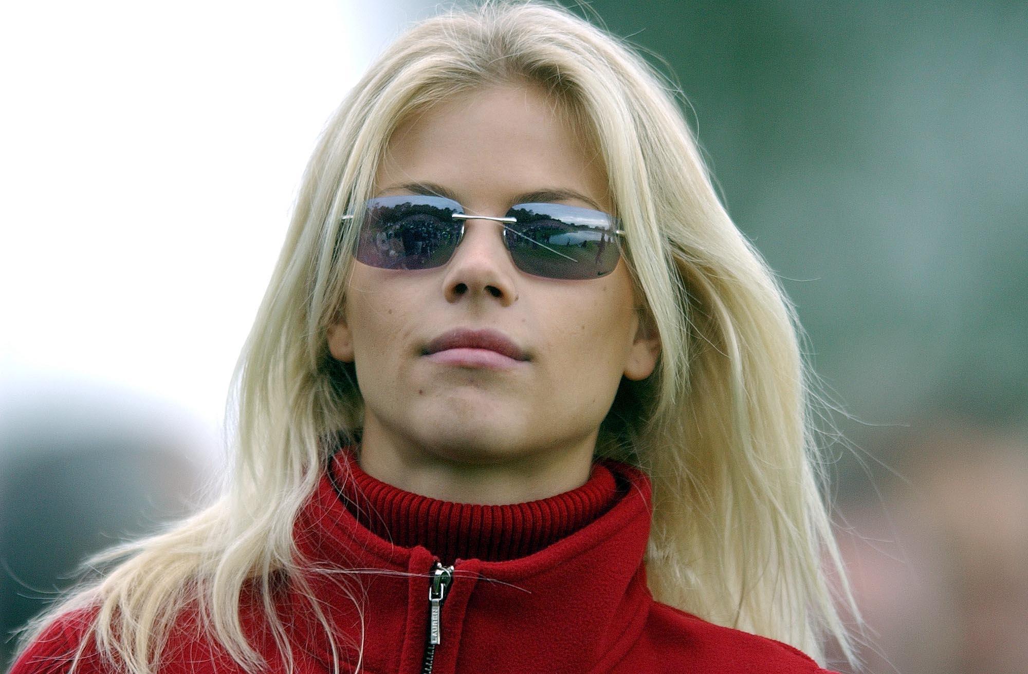 Elin Nordegren observa a Tiger Woods y Paul Azinger en la Ryder Cup el 27 de septiembre de 2002, en el Belfry, cerca de Sutton Coldfield | Fuente: Getty Images