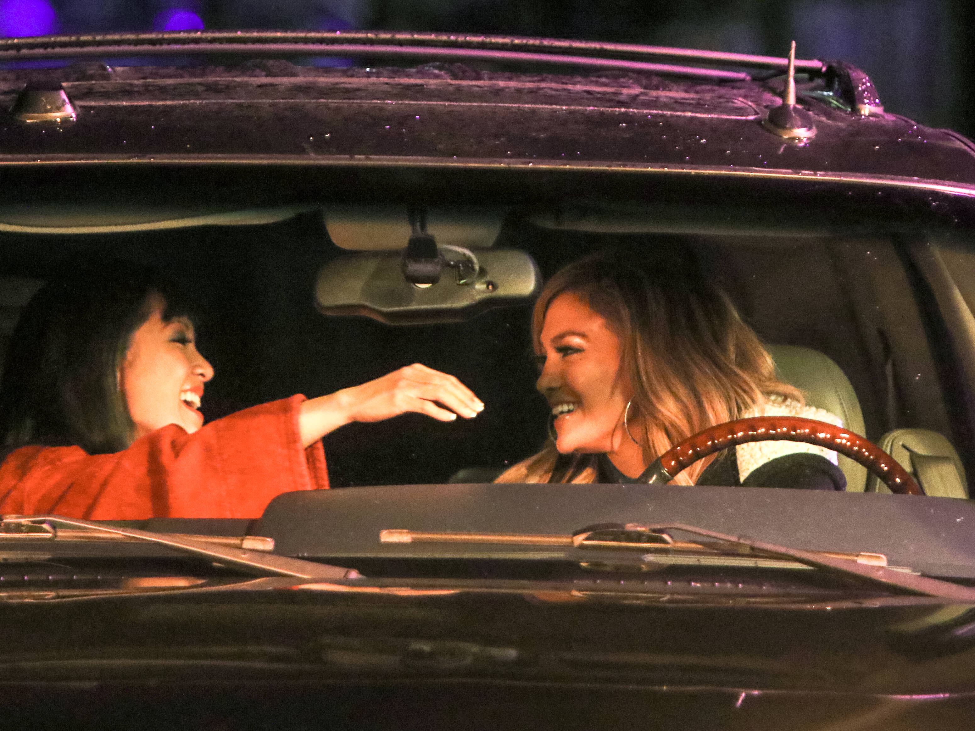 Constance Wu y Jennifer Lopez vistas en el plató de "Hustlers" en Nueva York el 3 de mayo de 2019 | Fuente: Getty Images