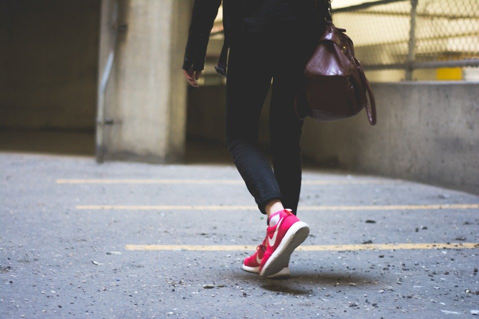 Mujer caminando por la calle. | Foto: Pixabay