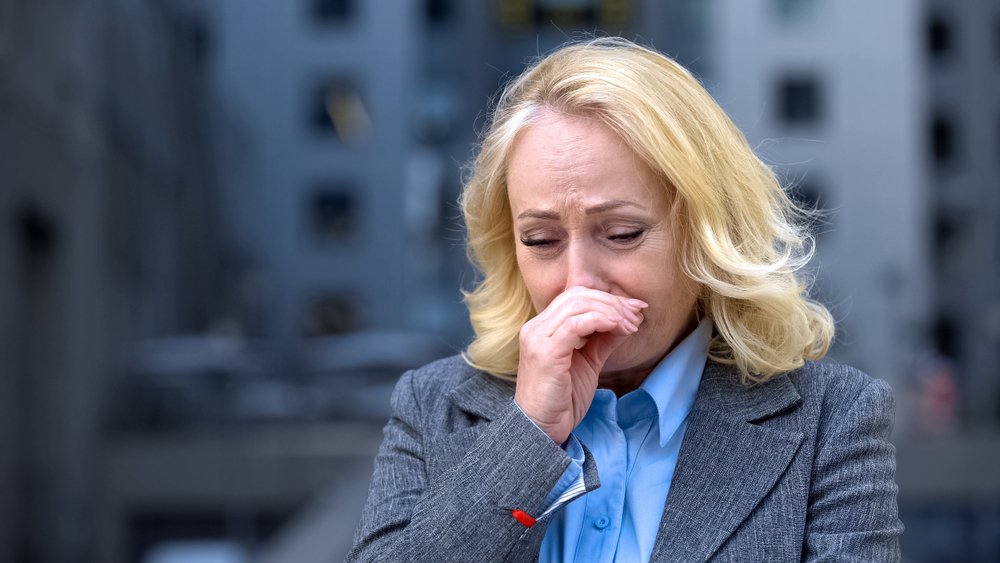 Mujer llorando con su mano sobre su rostro. | Foto: Shutterstock