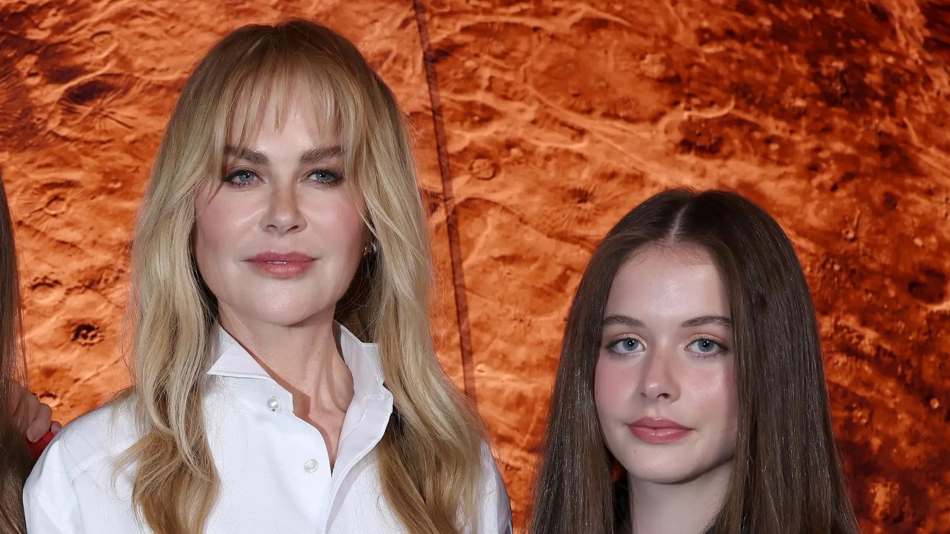 Nicole Kidman y su hija Faith Margaret posan en el desfile de primavera/verano 2026 de Chanel durante la Semana de la Moda de París en octubre de 2025. El evento supuso el debut en la pasarela de Matthieu Blazy como director creativo de la casa de moda. | Fuente: Getty Images