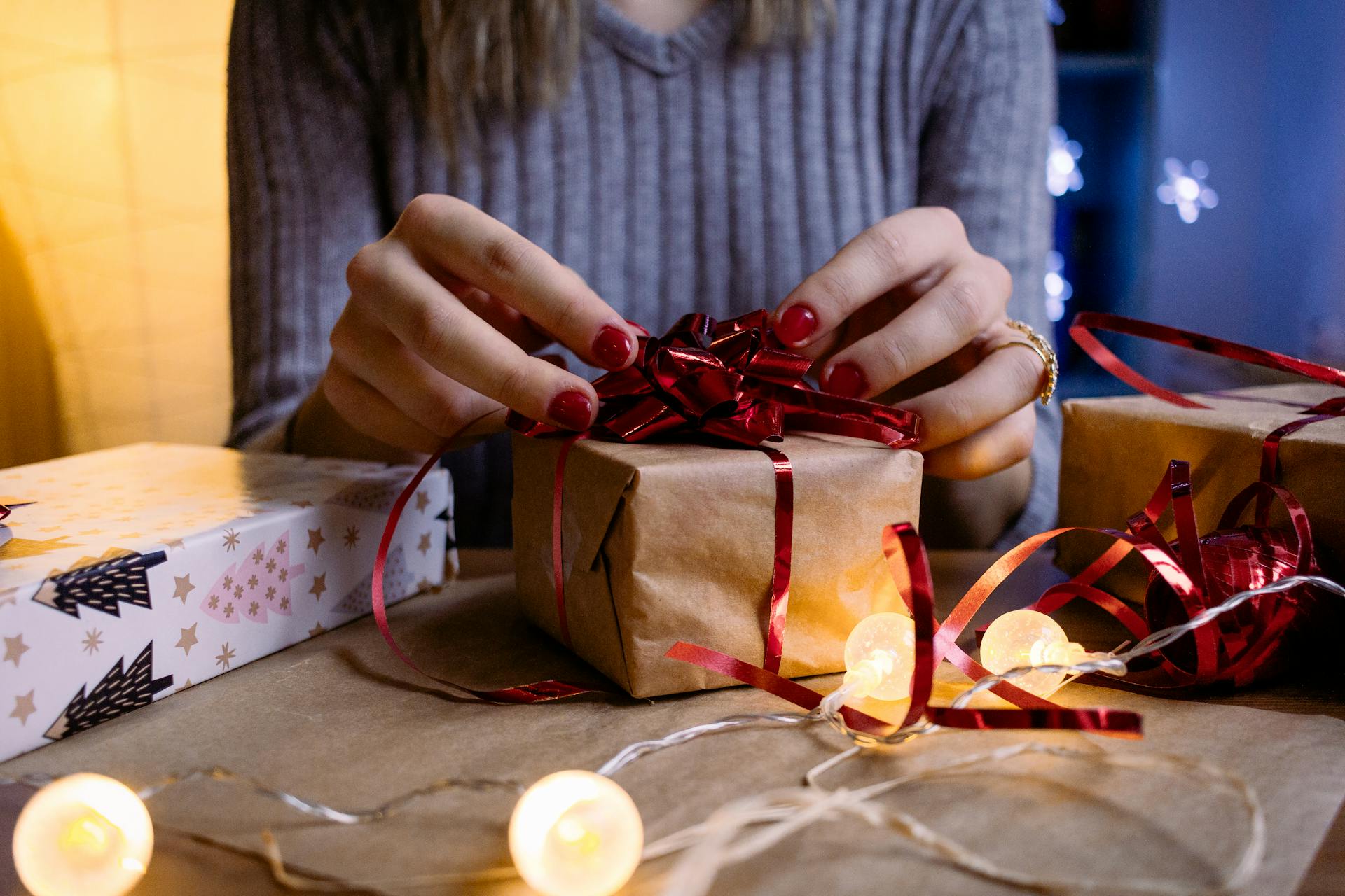 Una mujer envolviendo un regalo | Fuente: Pexels