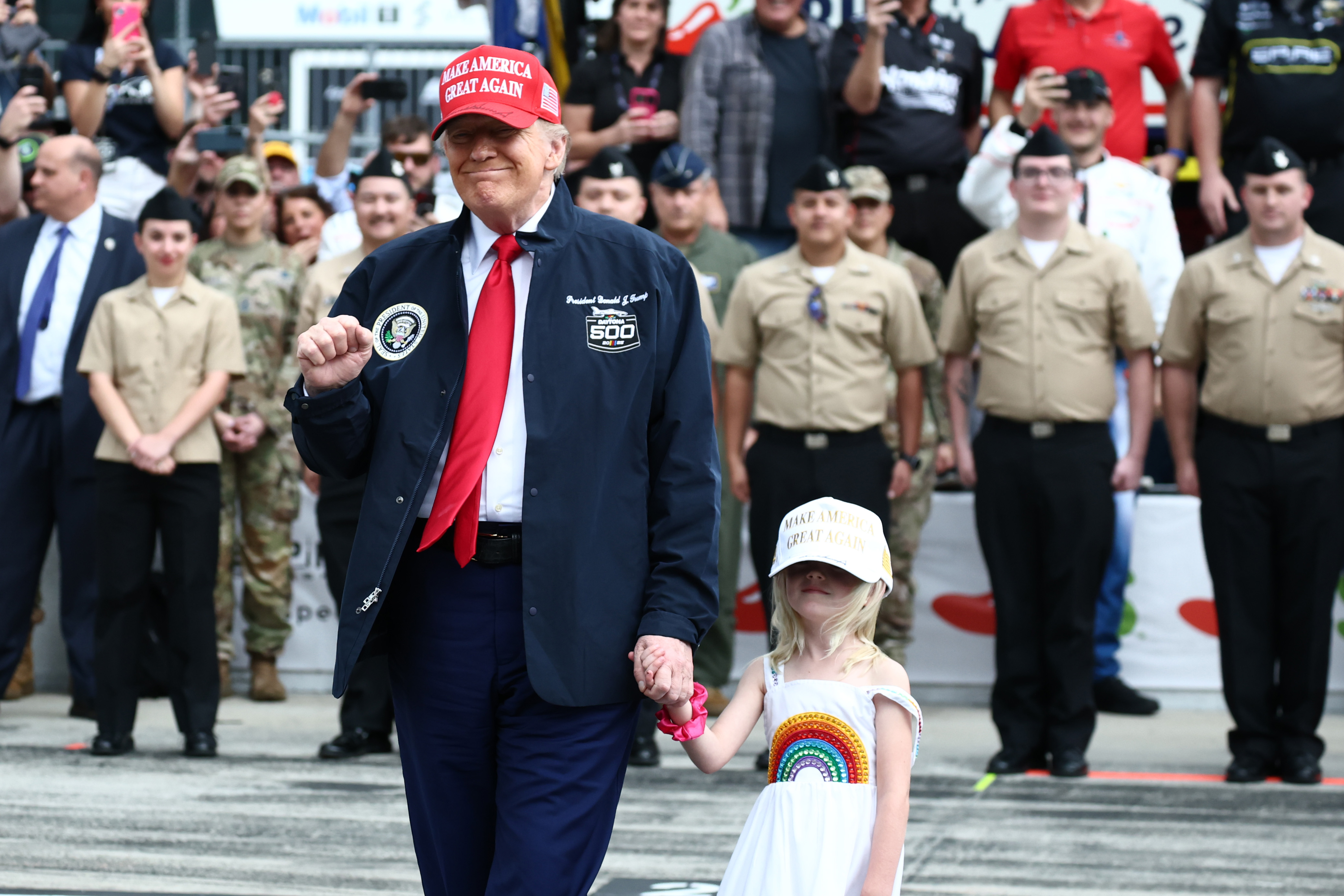 El presidente de los EE.UU. Donald Trump y su nieta Carolina en la parrilla de salida durante las ceremonias previas a la carrera de la NASCAR Cup Series Daytona 500 en el Daytona International Speedway el 16 de febrero de 2025, en Daytona Beach, Florida | Fuente: Getty Images