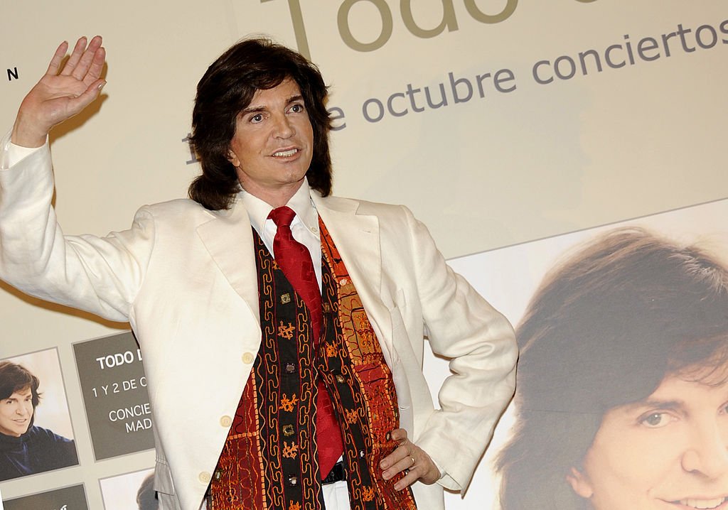 El cantante Camilo Sesto lanza su nuevo álbum 'Todo de Mi' en el Hotel Palace, el 6 de julio de 2010 en Madrid, España. | Foto: Getty Images