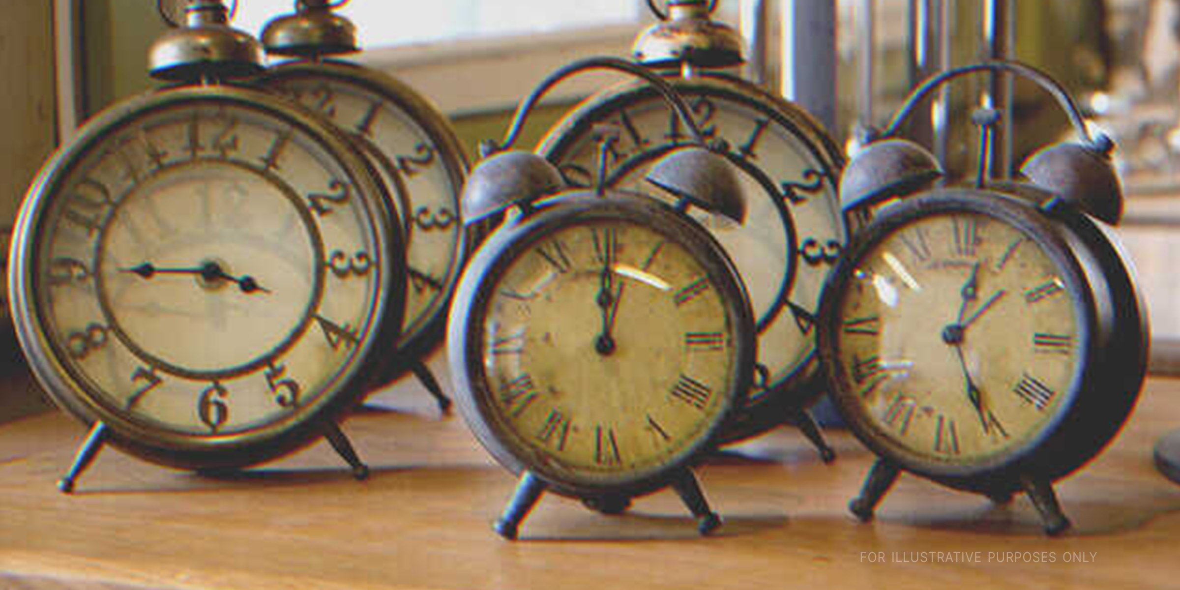 Cinco despertadores antiguos sobre una mesa | Fuente: Shutterstock
