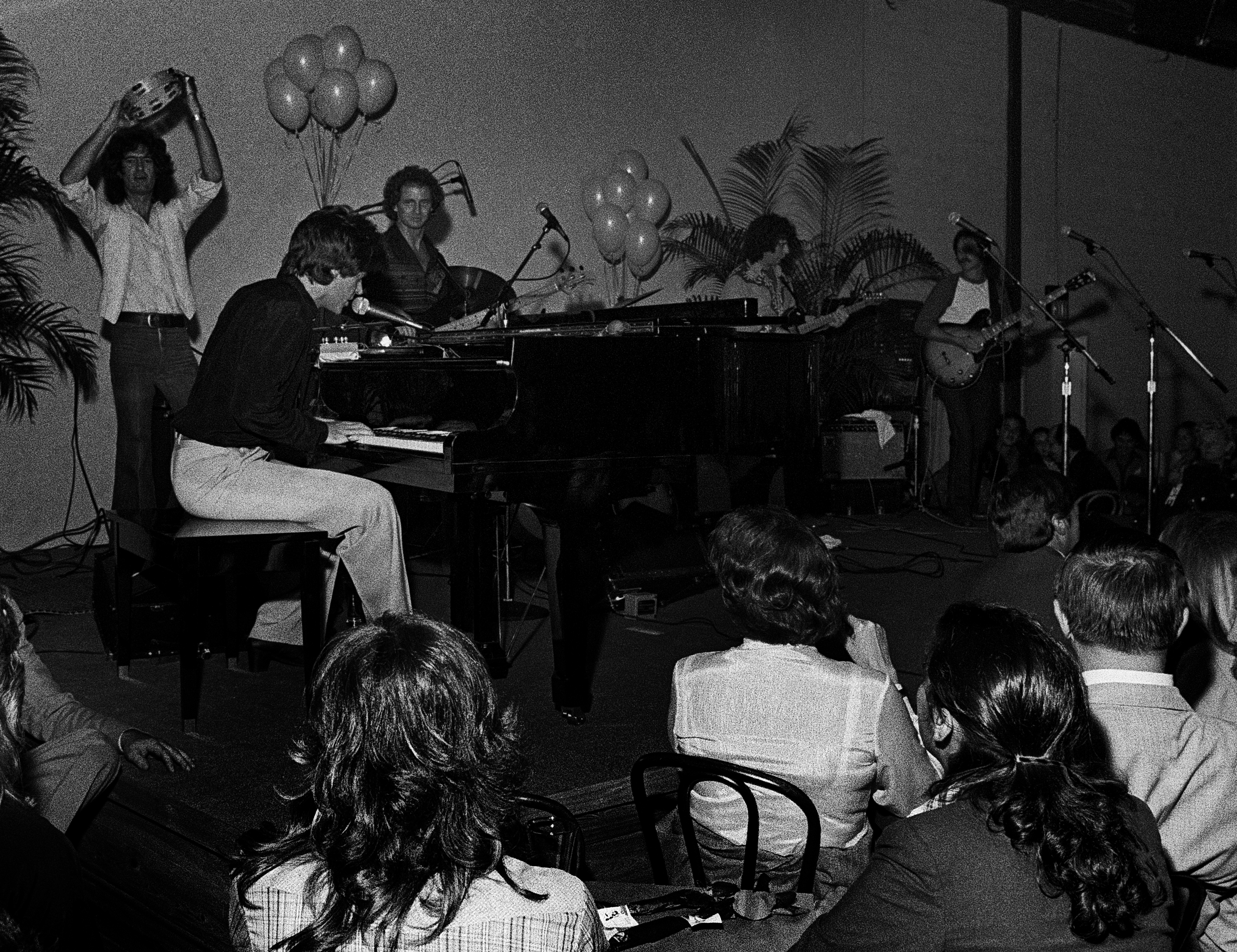 El cantante actúa en la Gran Inauguración de Animals Crackers en Atlanta, Georgia, el 7 de octubre de 1980. | Foto: Getty Images