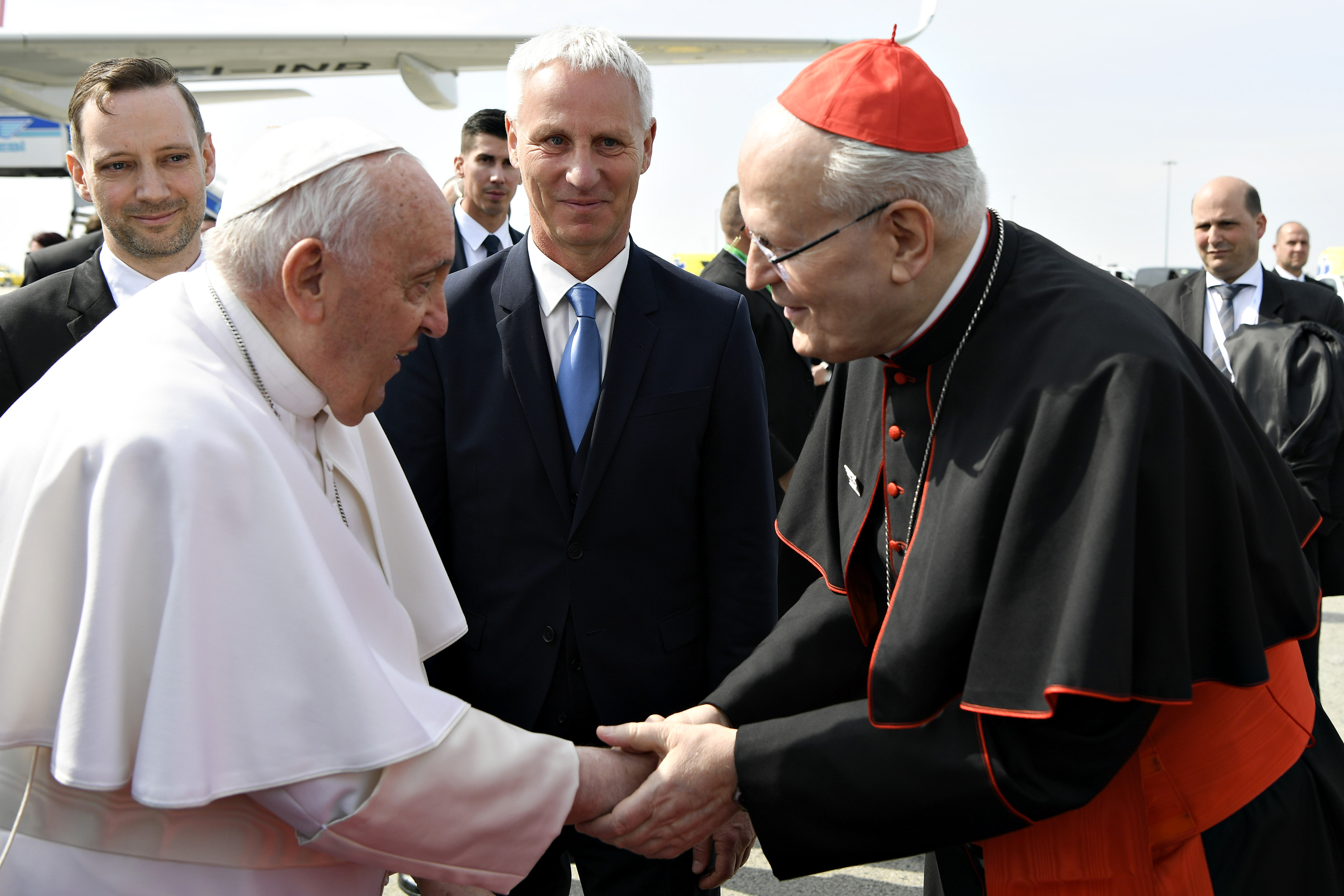 El papa Francisco saluda al cardenal Peter Erdő, arzobispo de Budapest, a su llegada al aeropuerto de Budapest el 28 de abril de 2023, en Hungría. | Fuente: Getty Images