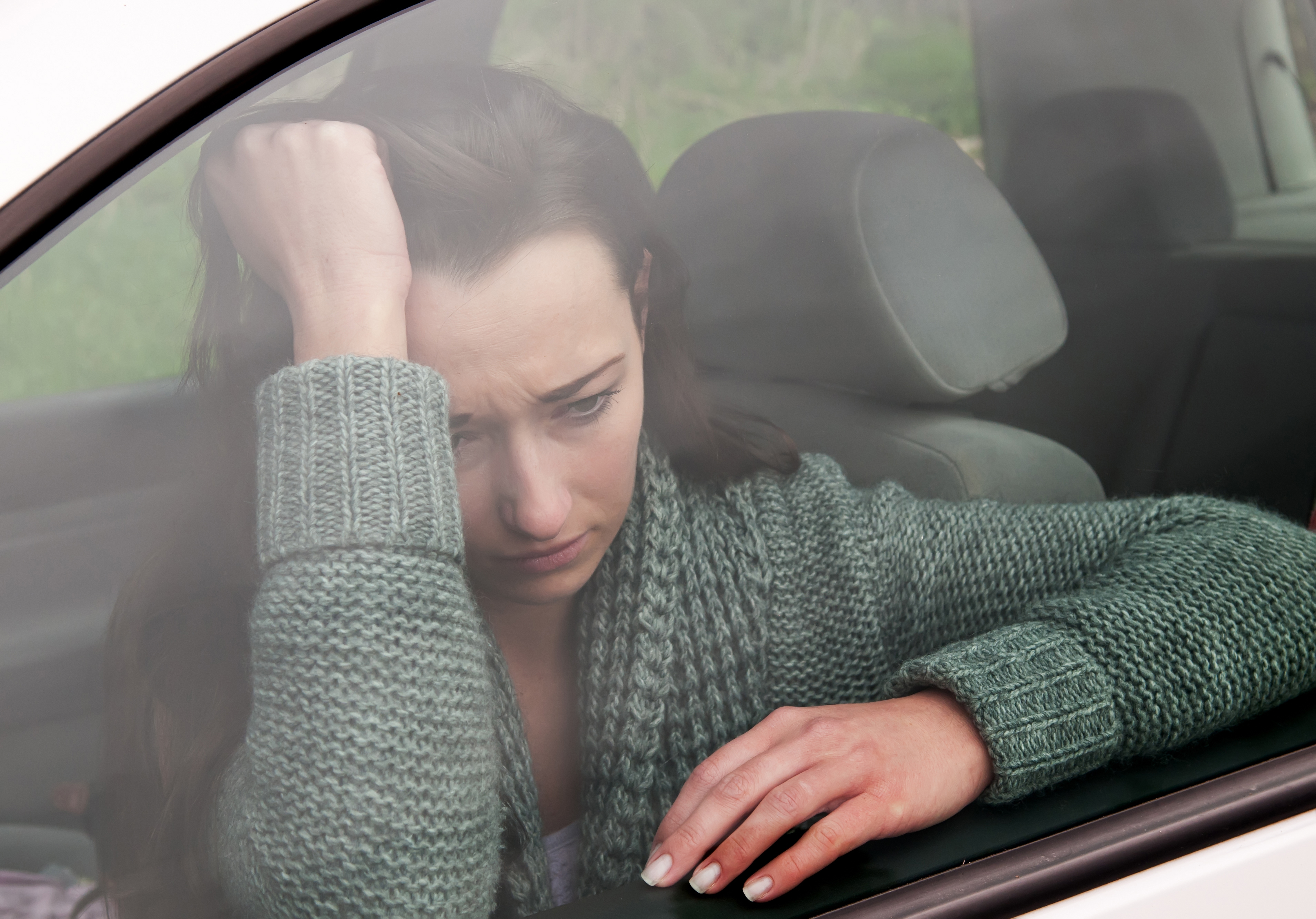 Joven triste en el Automóvil | Fuente: Shutterstock