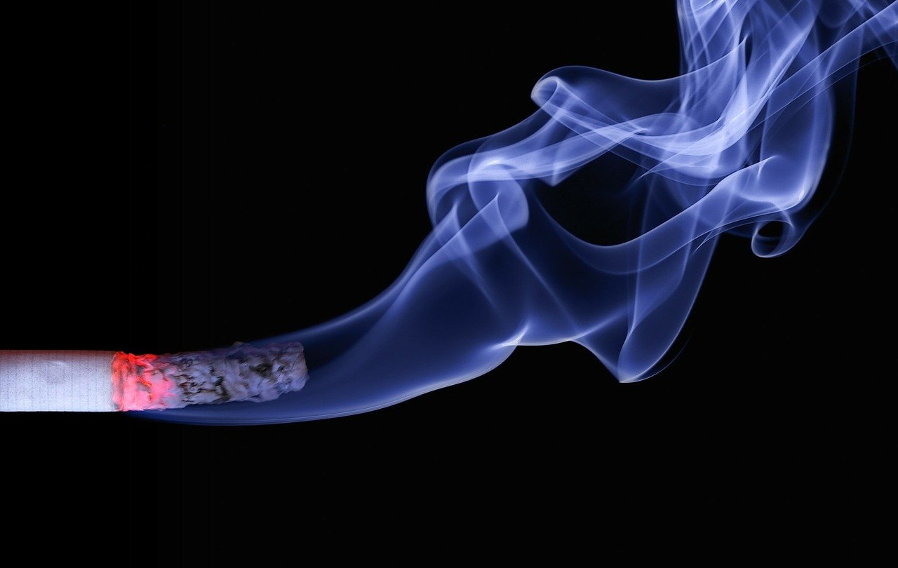 Cigarrillo encendido / Imagen tomada de: Pixabay