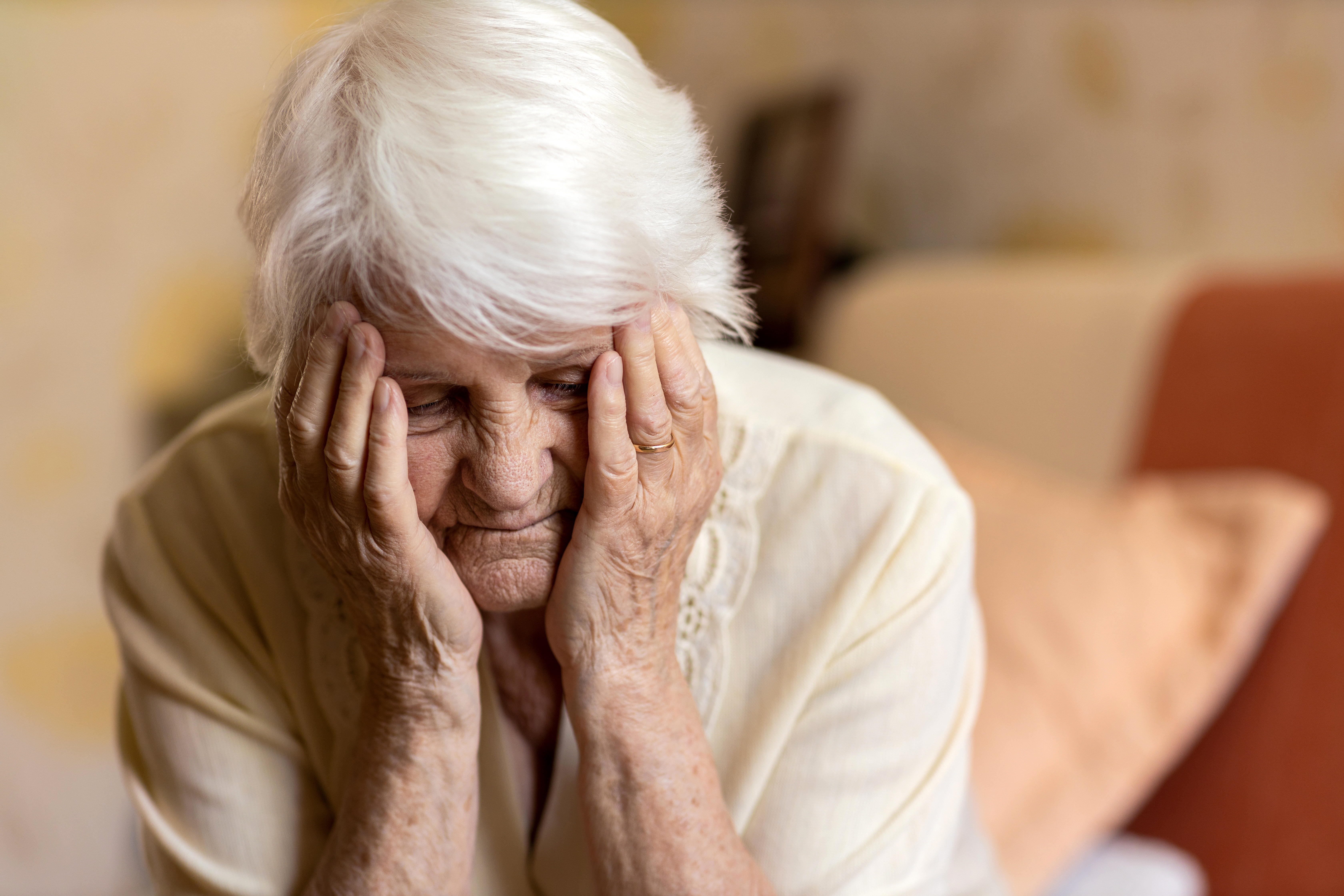 Una mujer mayor deprimida. | Foto: Shutterstock