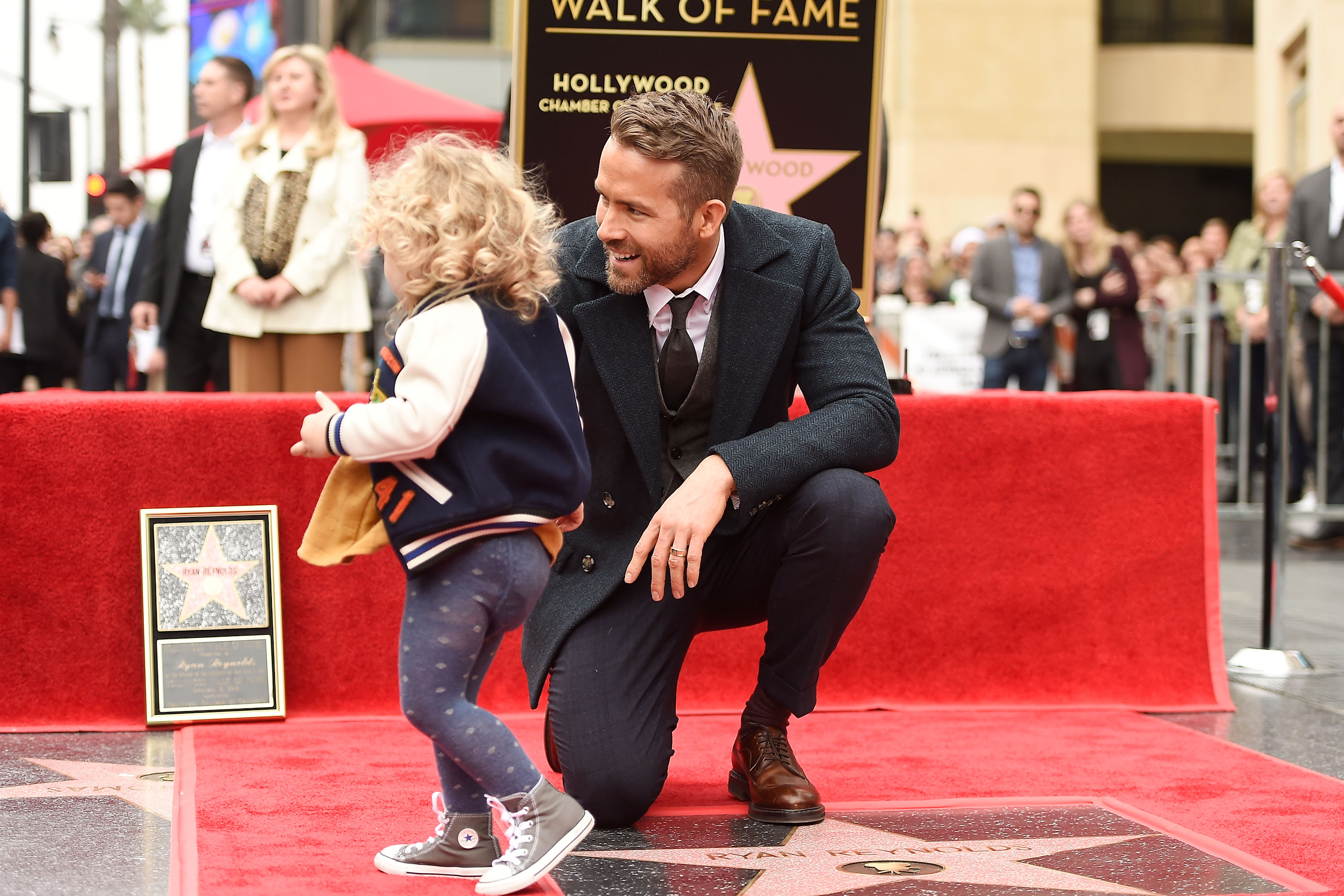 Ryan Reynolds con una de sus hijas el 15 de diciembre de 2016 | Fuente: Getty Images