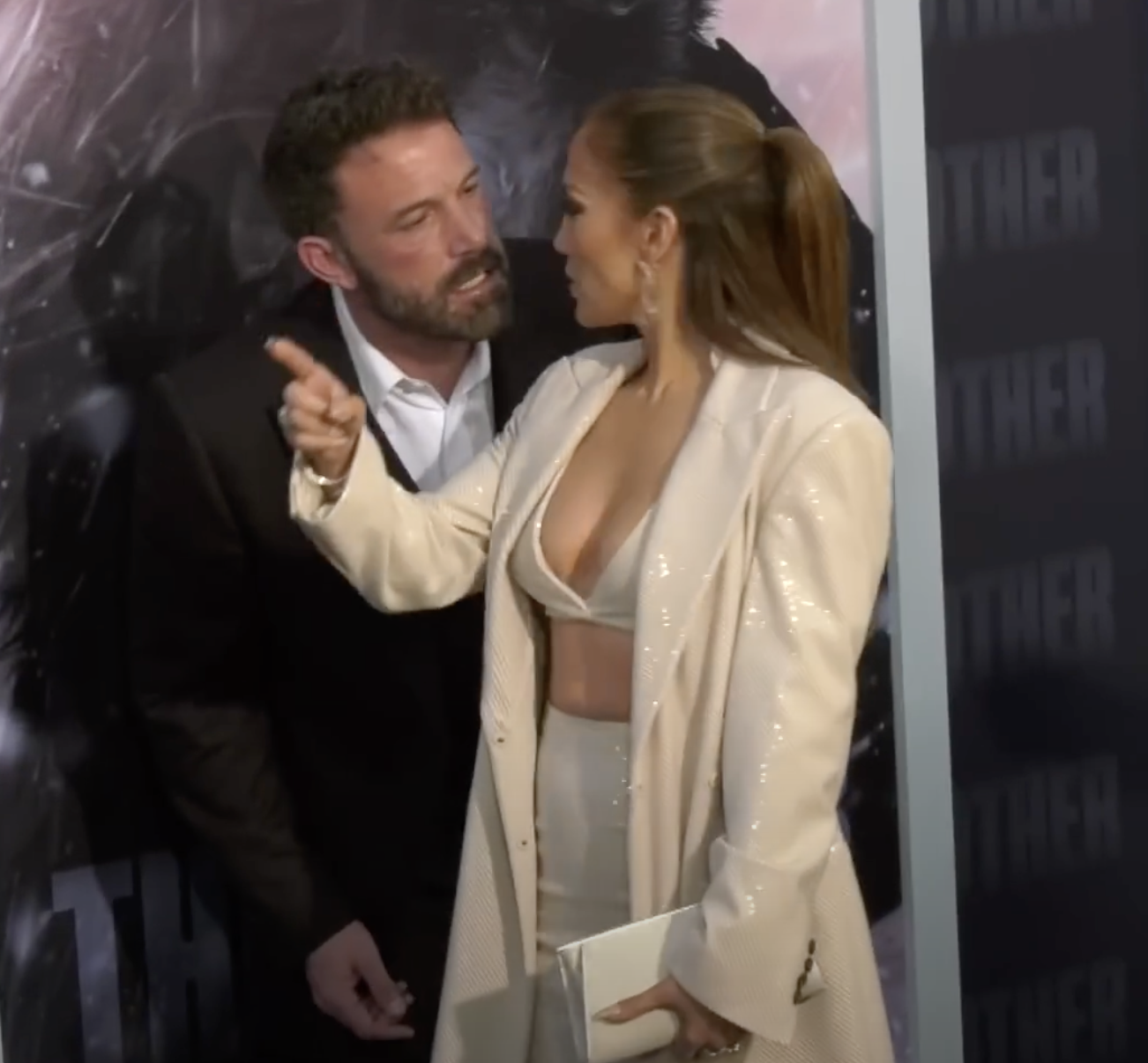 Ben Affleck y Jennifer Lopez enzarzados en lo que parecía una discusión, fechada el 12 de mayo de 2023 | Fuente: YouTube/@theindependent