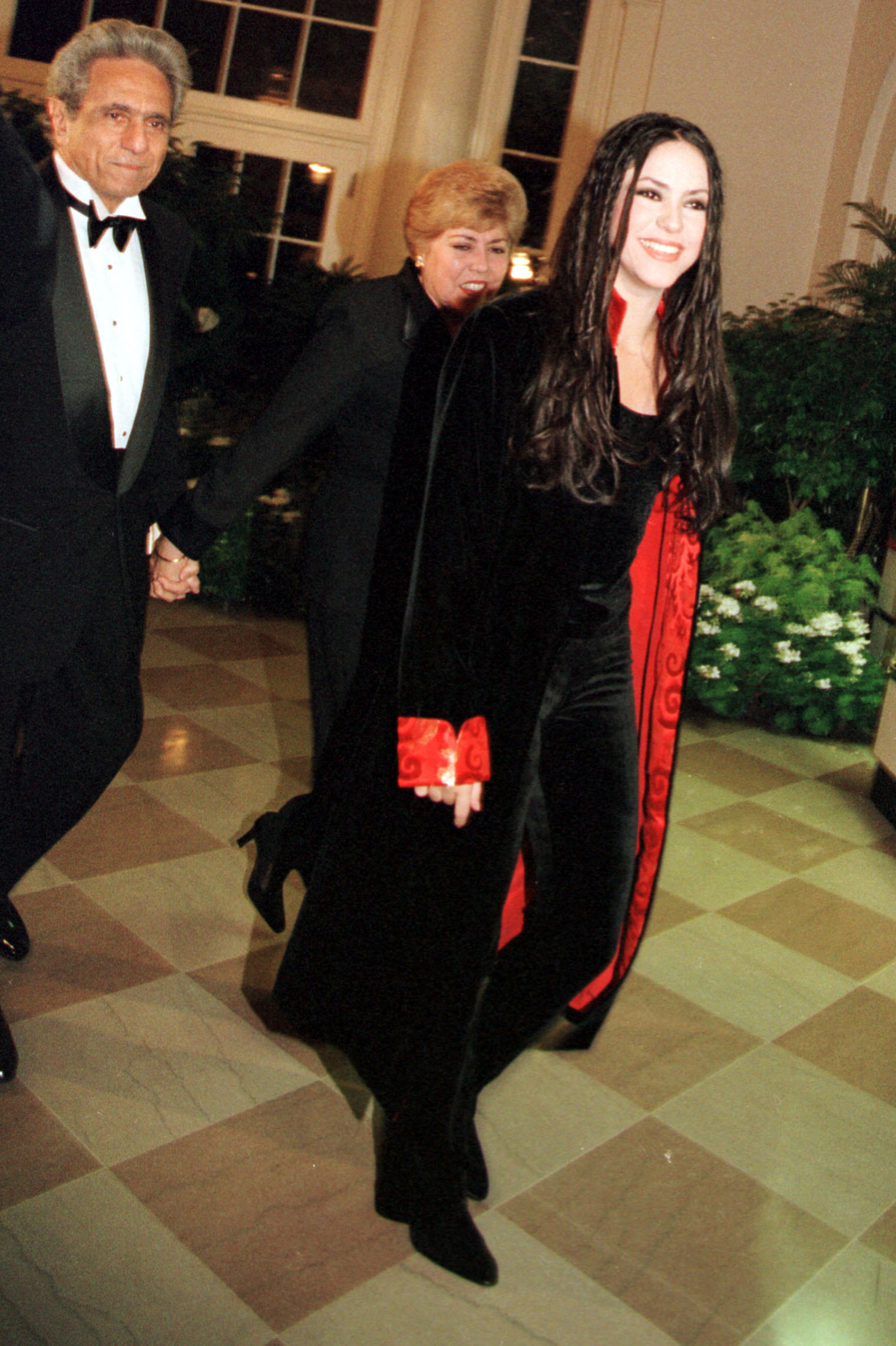 Shakira Mebarak llega a una cena de estado en la Casa Blanca en honor del presidente colombiano Andrés Pastrana, el 28 de octubre de 1998. | Fuente: Getty Images