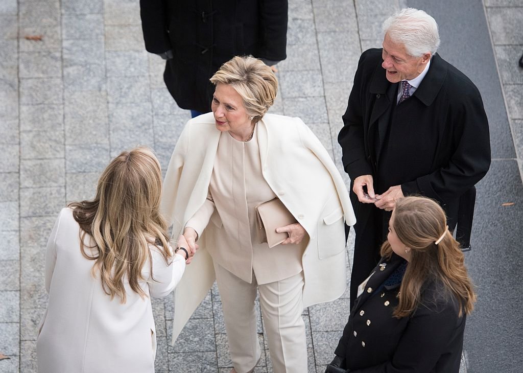 Hillary Clinton y Bill Clinton en el Capitolio, el 20 de enero de 2017 en Washington, DC. | Foto: Getty Images