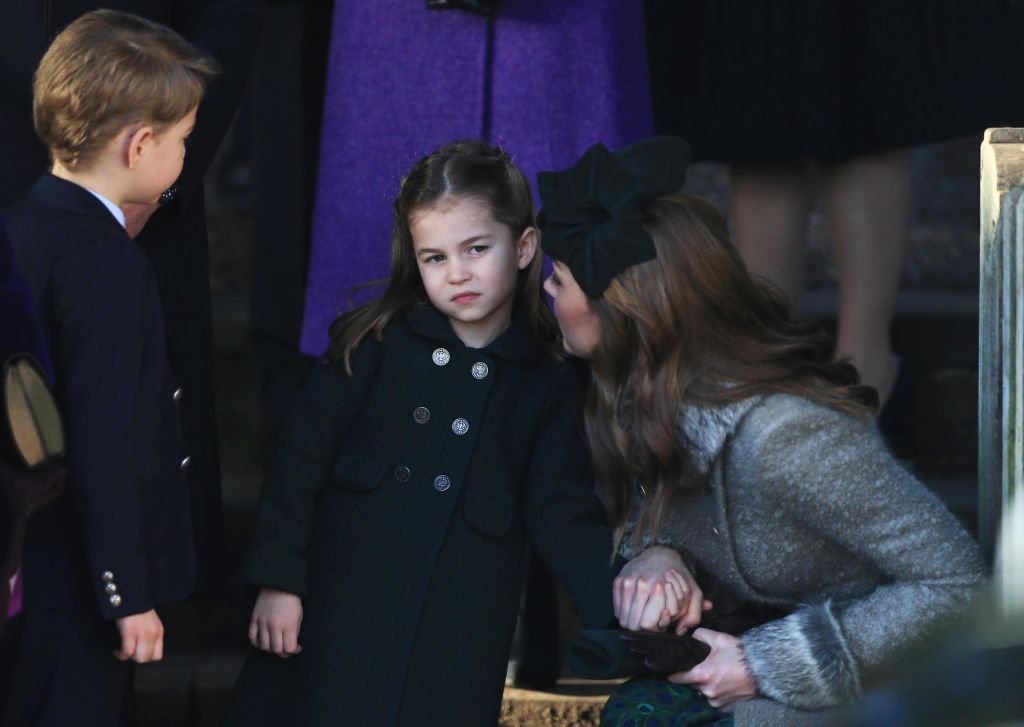La Duquesa de Cambridge hablando con la princesa Charlotte el 25 de diciembre de 2019 en King's Lynn, Reino Unido. | Foto: Getty Images