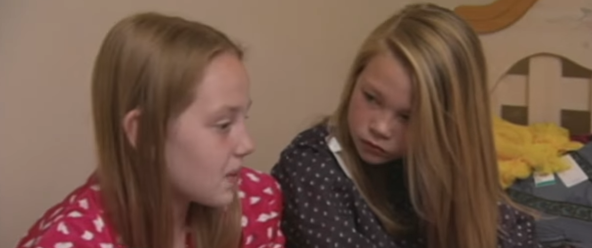 Kaylee Lindstrom y la niña a la que intimidaba, 2013. | Foto: Youtube.com/ABCNews