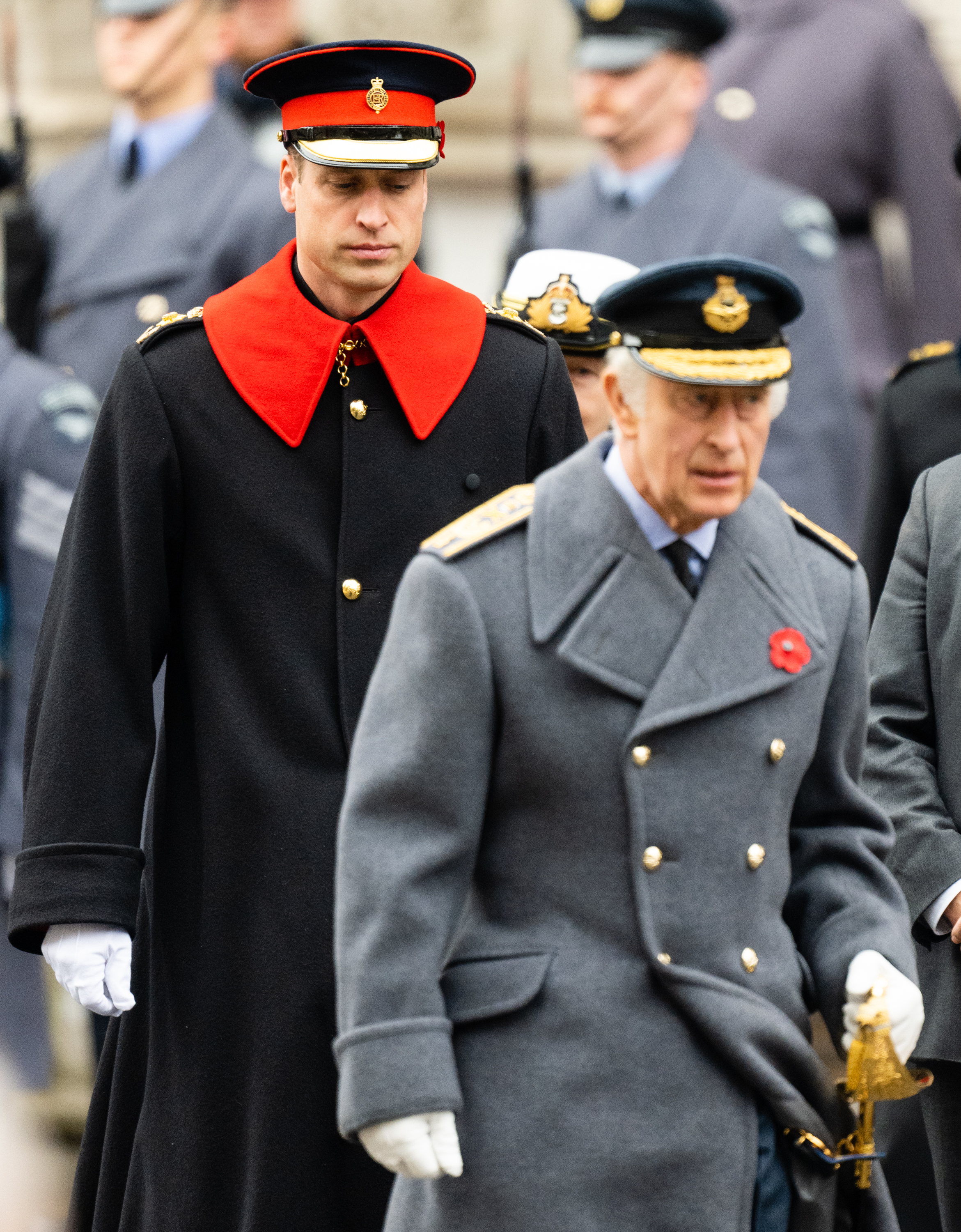 El príncipe William y el rey Charles III en el Servicio Nacional de Conmemoración en el Cenotafio el 12 de noviembre de 2023 en Londres, Inglaterra | Foto: Getty Images