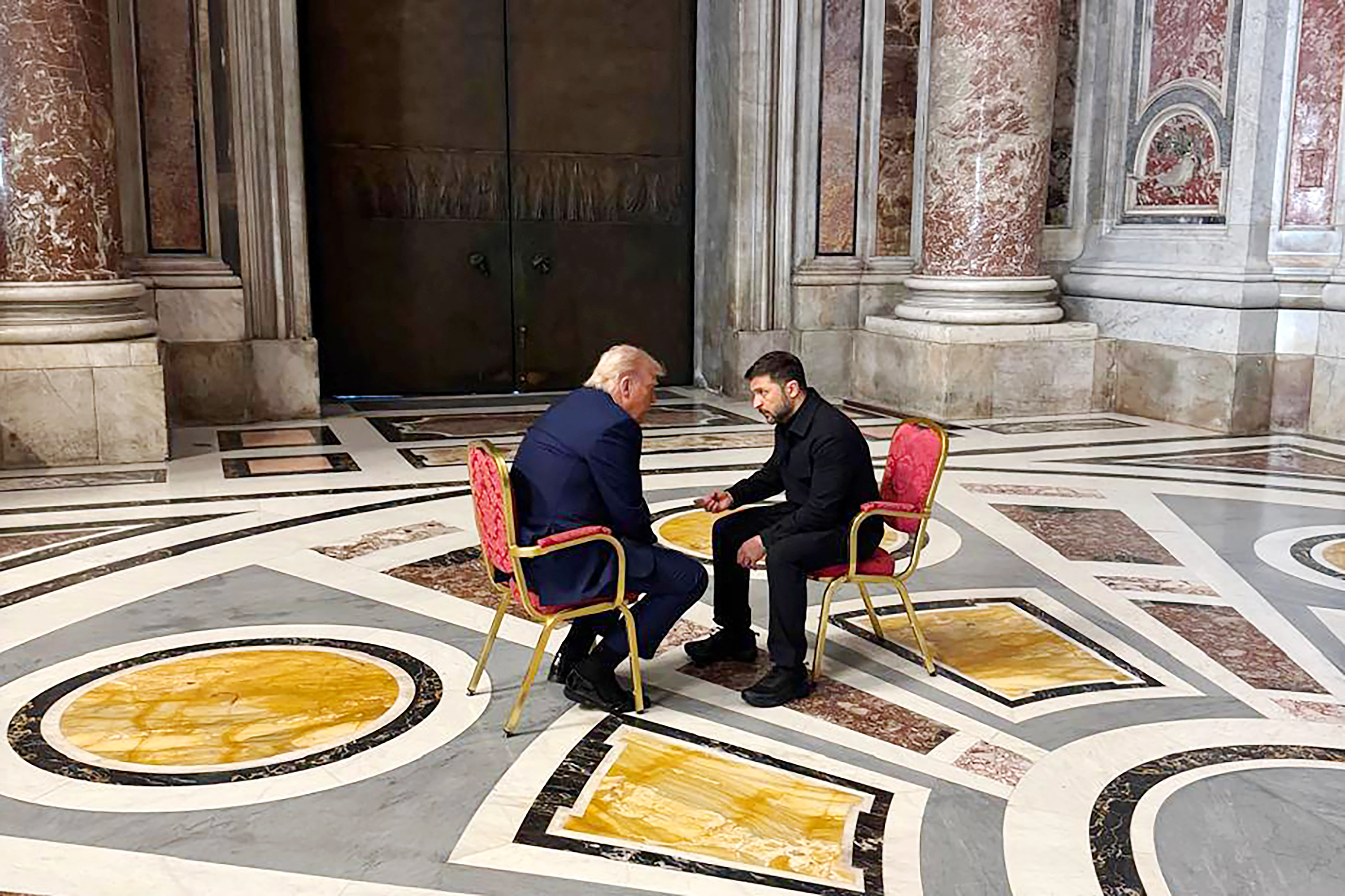 Donald Trump y Volodymyr Zelenskyy enzarzados en una discusión. | Fuente: Getty Images