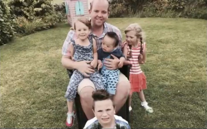 Ben Carpenter posa con sus primeros cuatro hijos. | Foto: YouTube/Panax Center