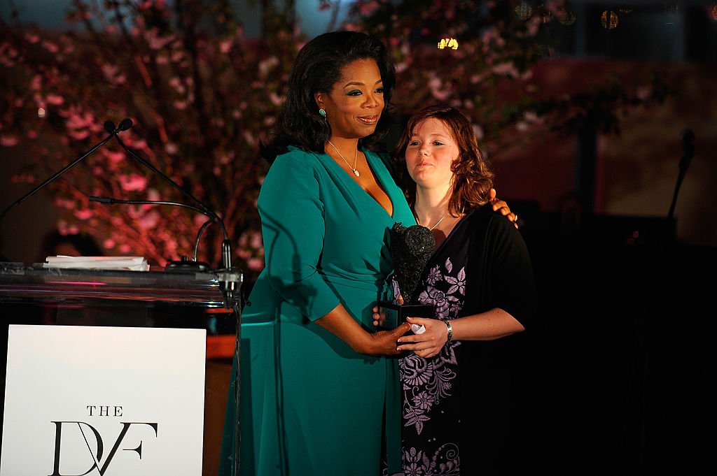 Oprah Winfrey y Jaycee Lee Dugard en la tercera entrega de los premios Diane Von Furstenberg el 9 de marzo de 2012 en Nueva York. | Imagen: Getty Images
