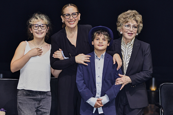 (De izquierda a derecha) Angélica Masiel, Angélica Vale, Daniel Nicolás y Angélica María posan para una foto tras una función especial de "El fantasma de la ópera" en el Teatro de los Insurgentes el 23 de abril de 2026 en la Ciudad de México, México | Fuente: Getty Images