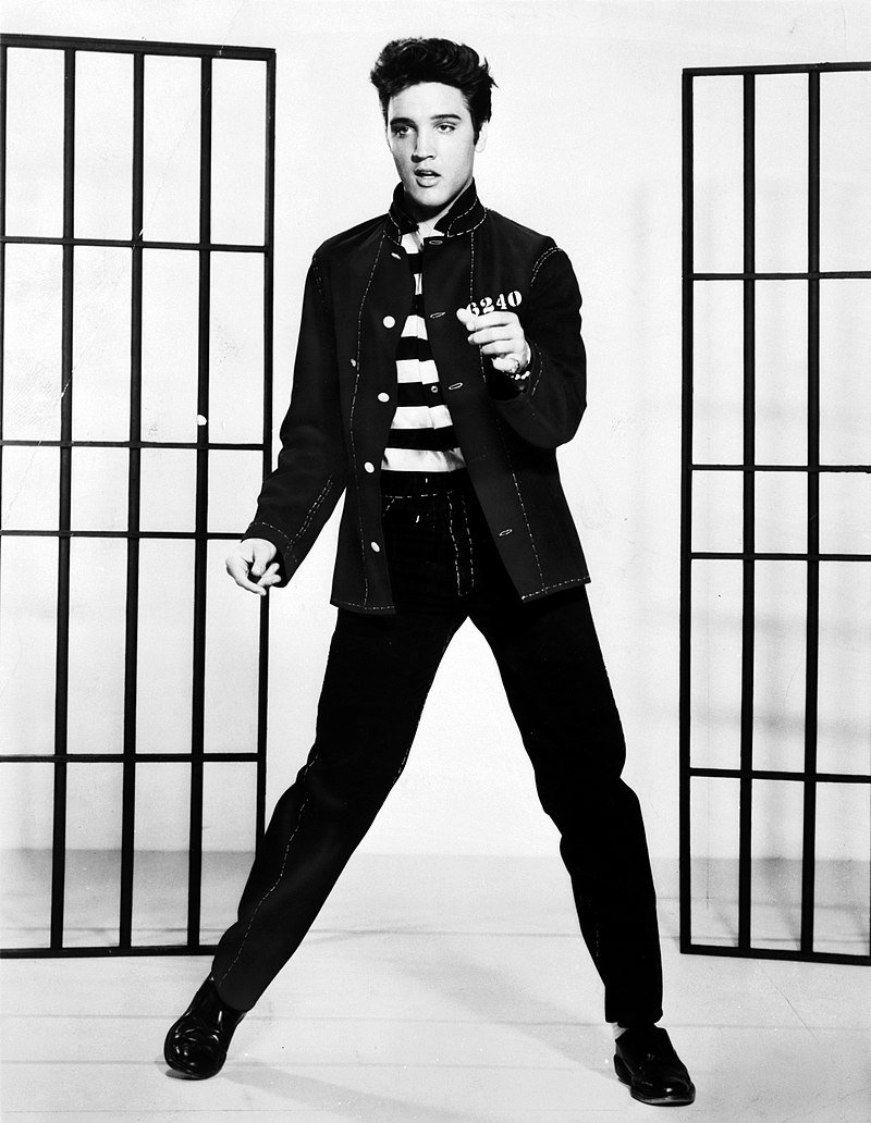 La foto promocional de Elvis Presley para Jailhouse Rock, 1957. | Foto: Wikimedia Commons