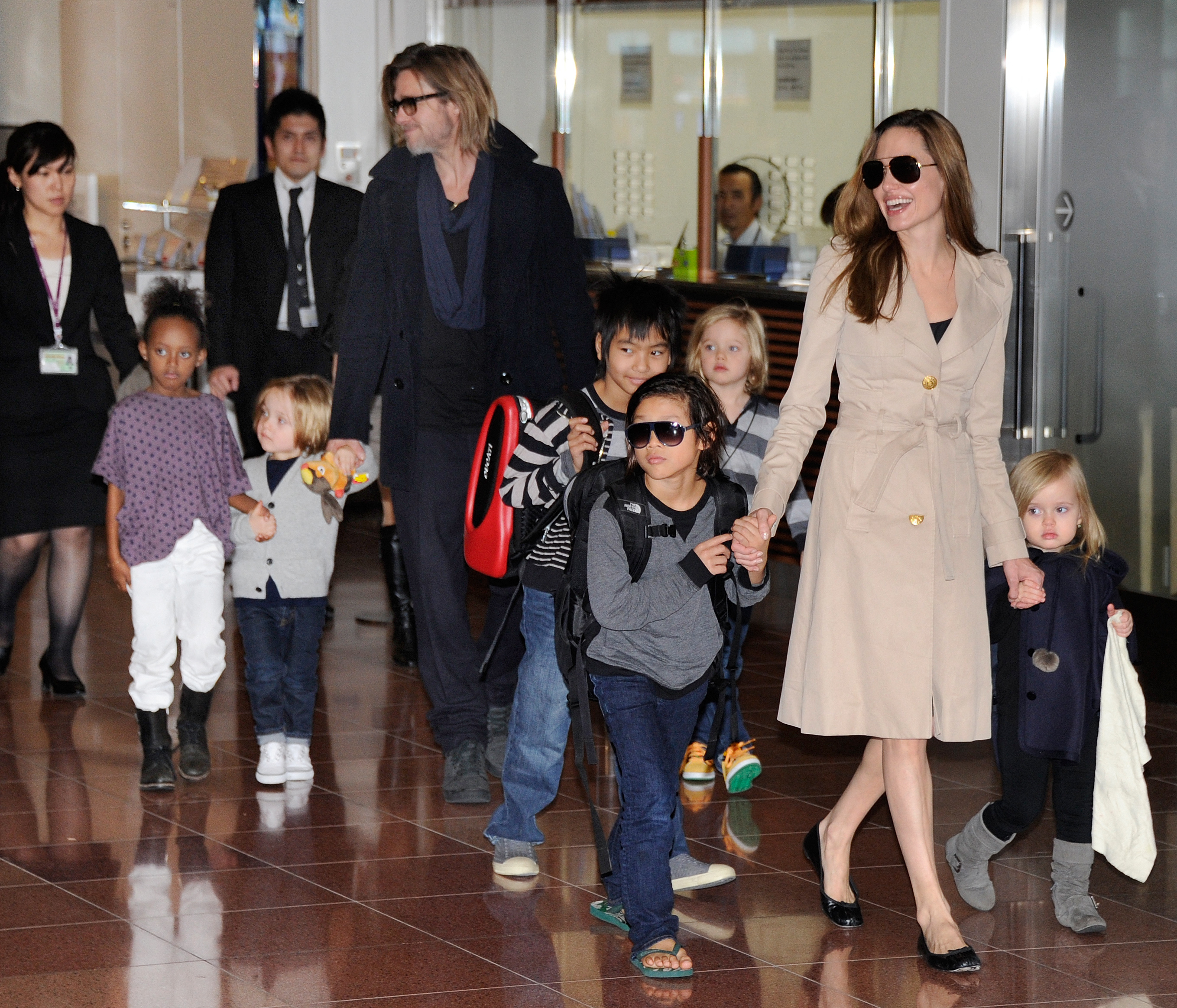 Brad Pitt, Angelina Jolie y sus seis hijos llegan al aeropuerto de Haneda, en Tokio, el 8 de noviembre de 2011. | Foto: Getty Images