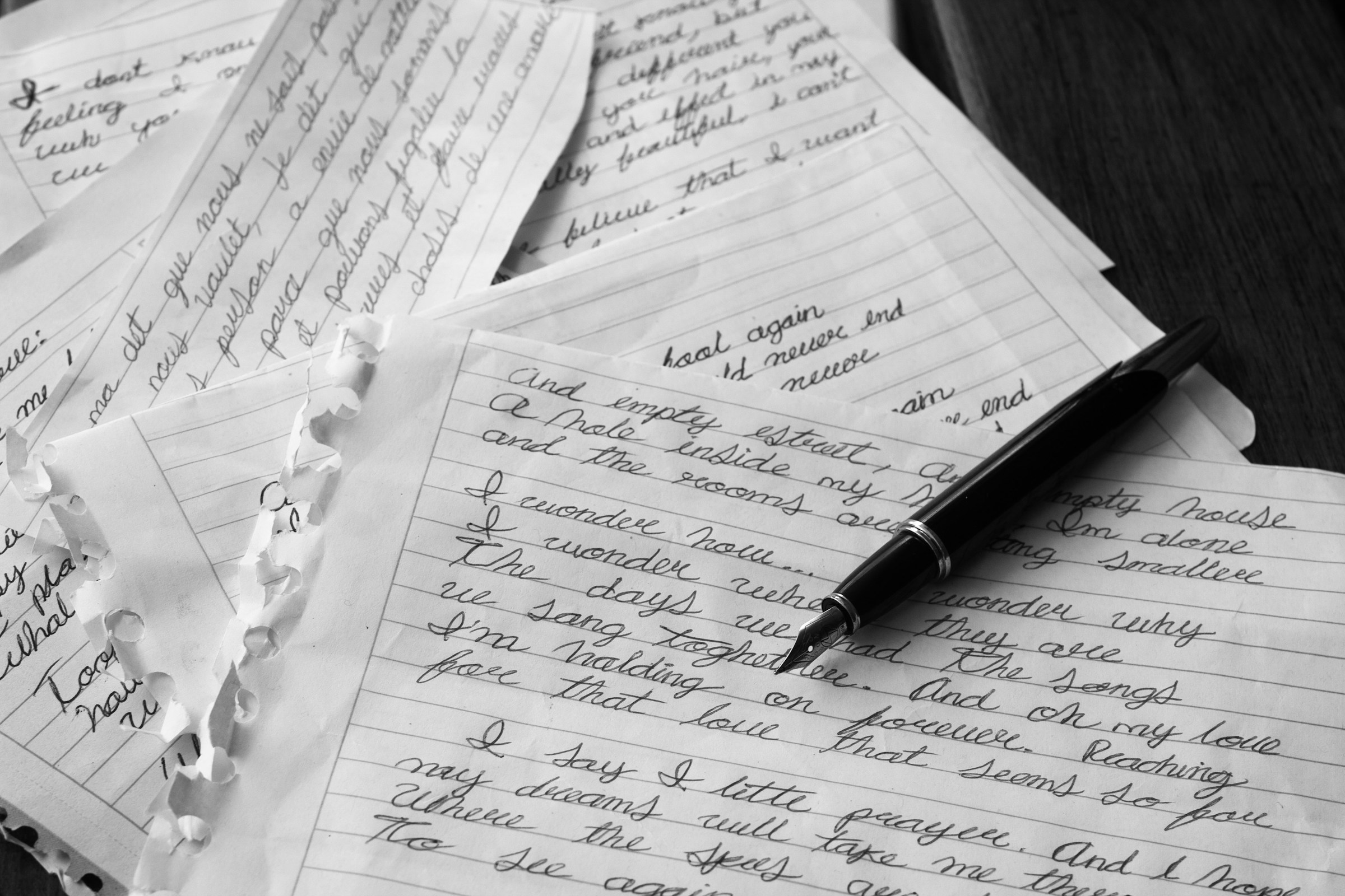 Bolígrafo sobre trozos de papel con algo escrito | Foto: Unsplash