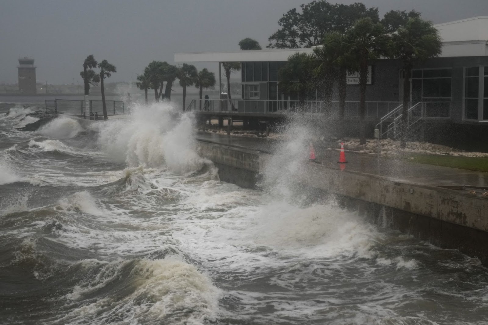 Olas rompiendo a lo largo del muelle de San Pete en San Petersburgo, Florida, antes del huracán Milton | Fuente: Getty Images