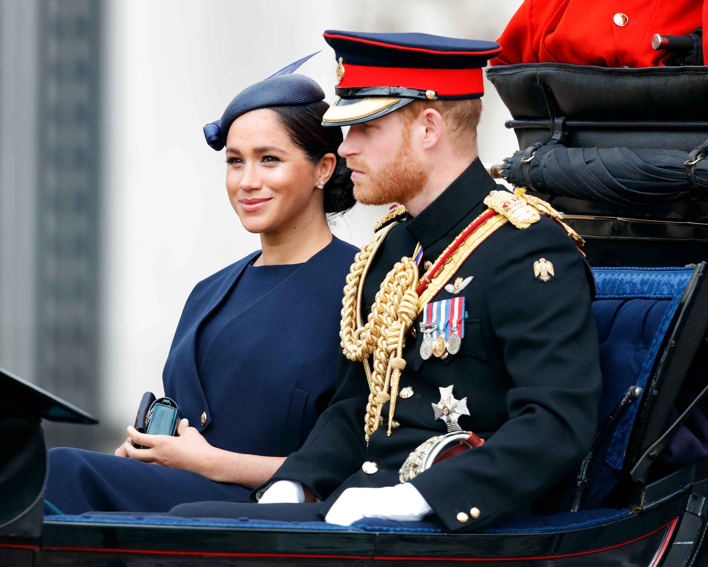El príncipe Harry y Meghan Markle asisten a Trooping the Colour en Londres el 8 de junio de 2019, cuando todavía eran miembros activos de la familia real. Su regreso en 2026 fue diferente, ya que la pareja regresó como familia mientras permanecía al margen de las funciones reales oficiales. | Fuente: Getty Images