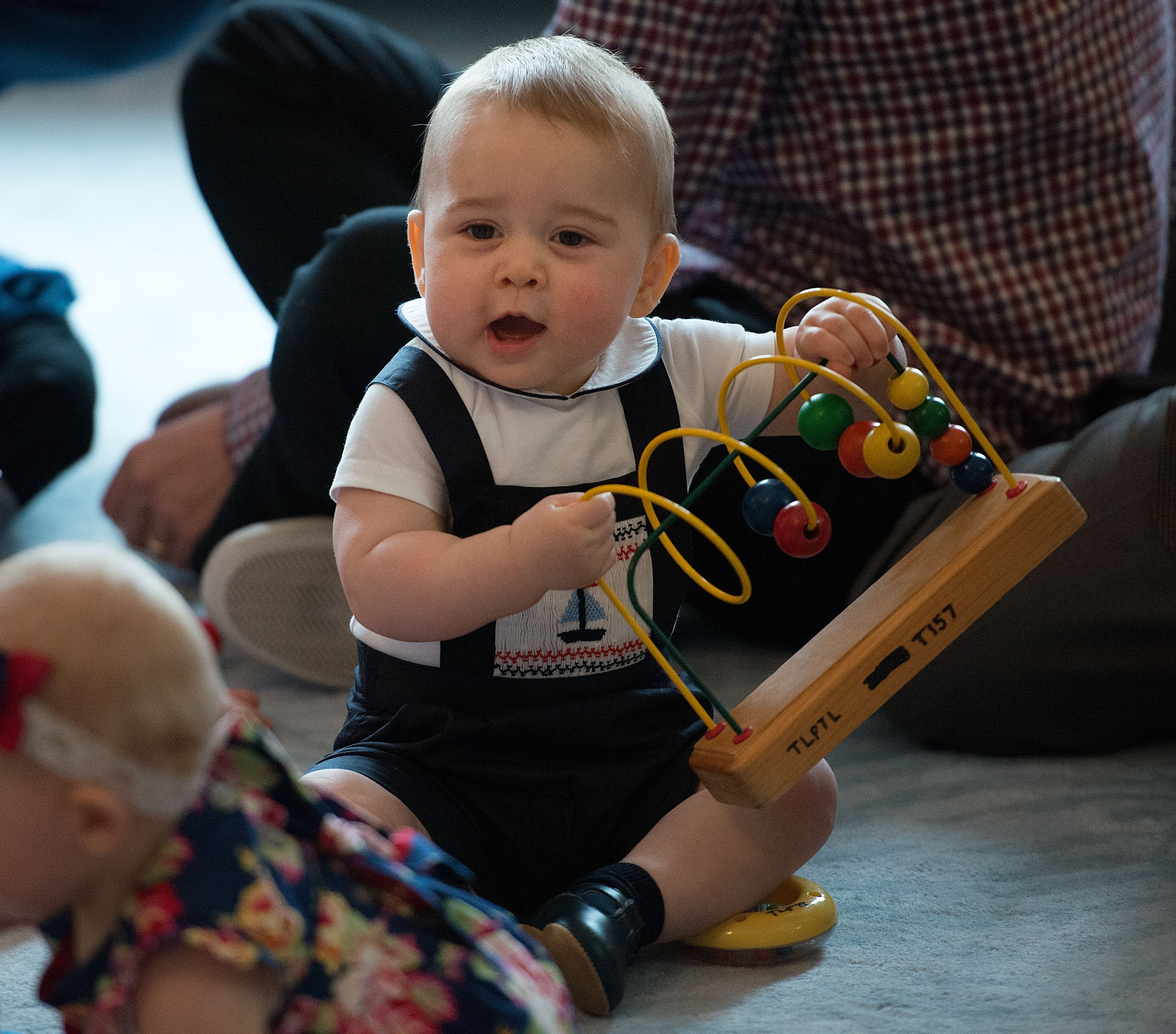 Aunque todavía era un bebé, George se unió a otros niños en un evento de un grupo de padres celebrado en la Residencia del Gobernador, en Wellington, el 9 de abril. Este momento tan divertido tuvo lugar durante el primer viaje oficial al extranjero de William y Catherine con su hijo.