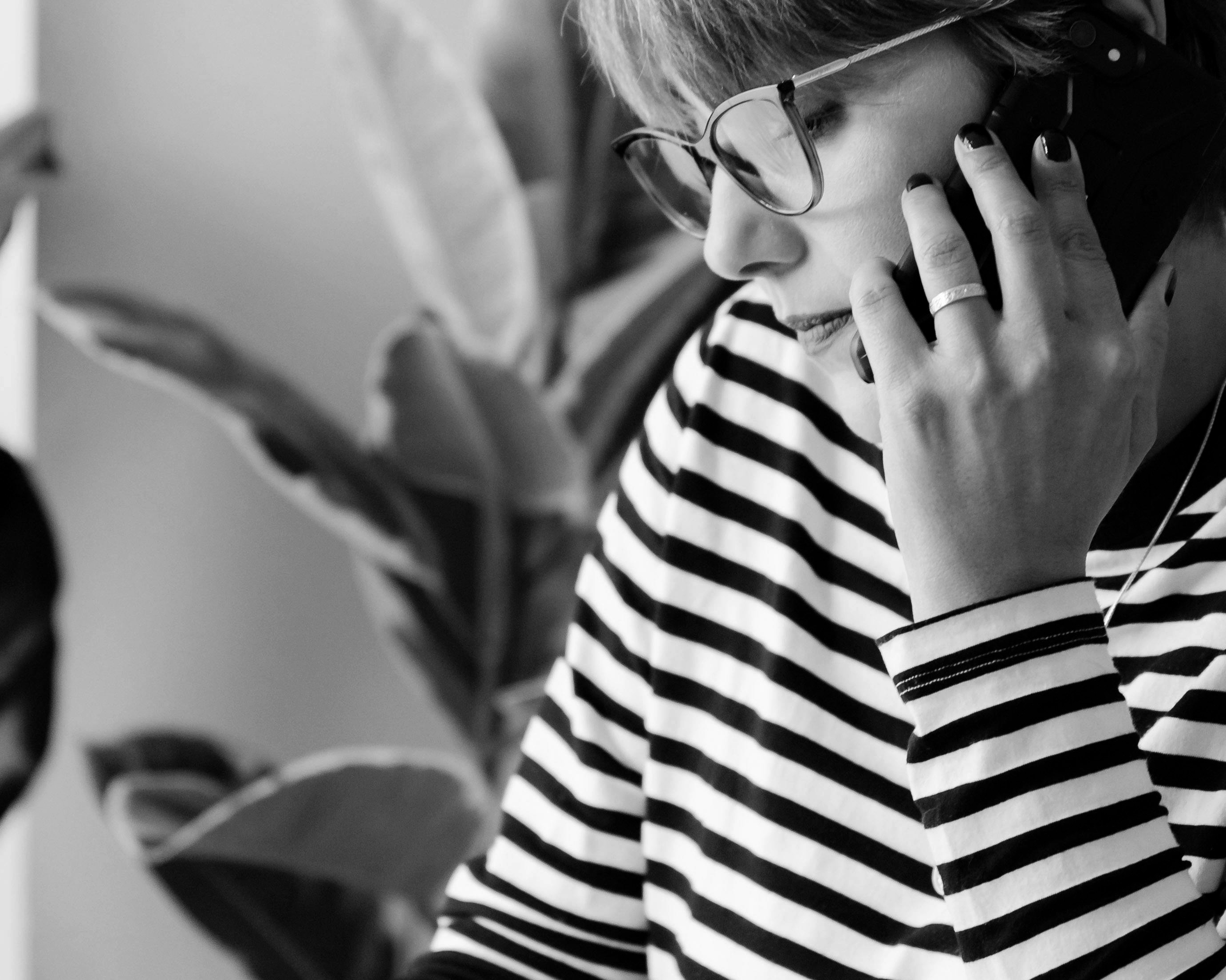 Una mujer haciendo una llamada telefónica | Fuente: Pexels