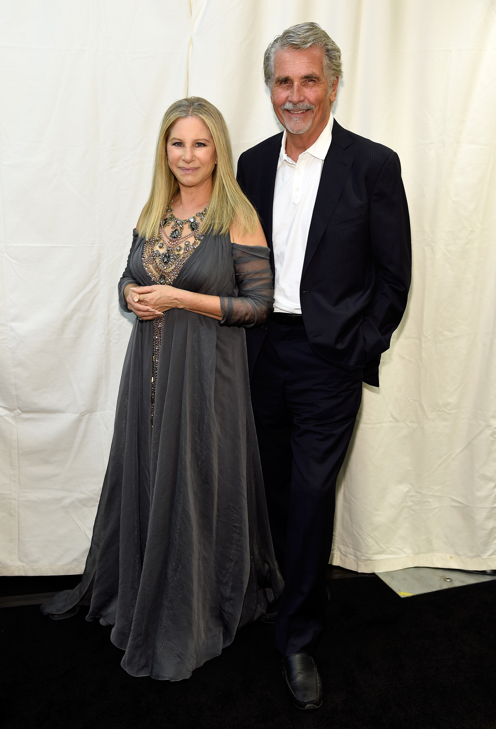 Barbra Streisand y James Brolin durante la apertura de la gira "Barbra - The Music... The Mem'ries... The Magic!" el 2 de agosto de 2016 | Fuente: Getty Images