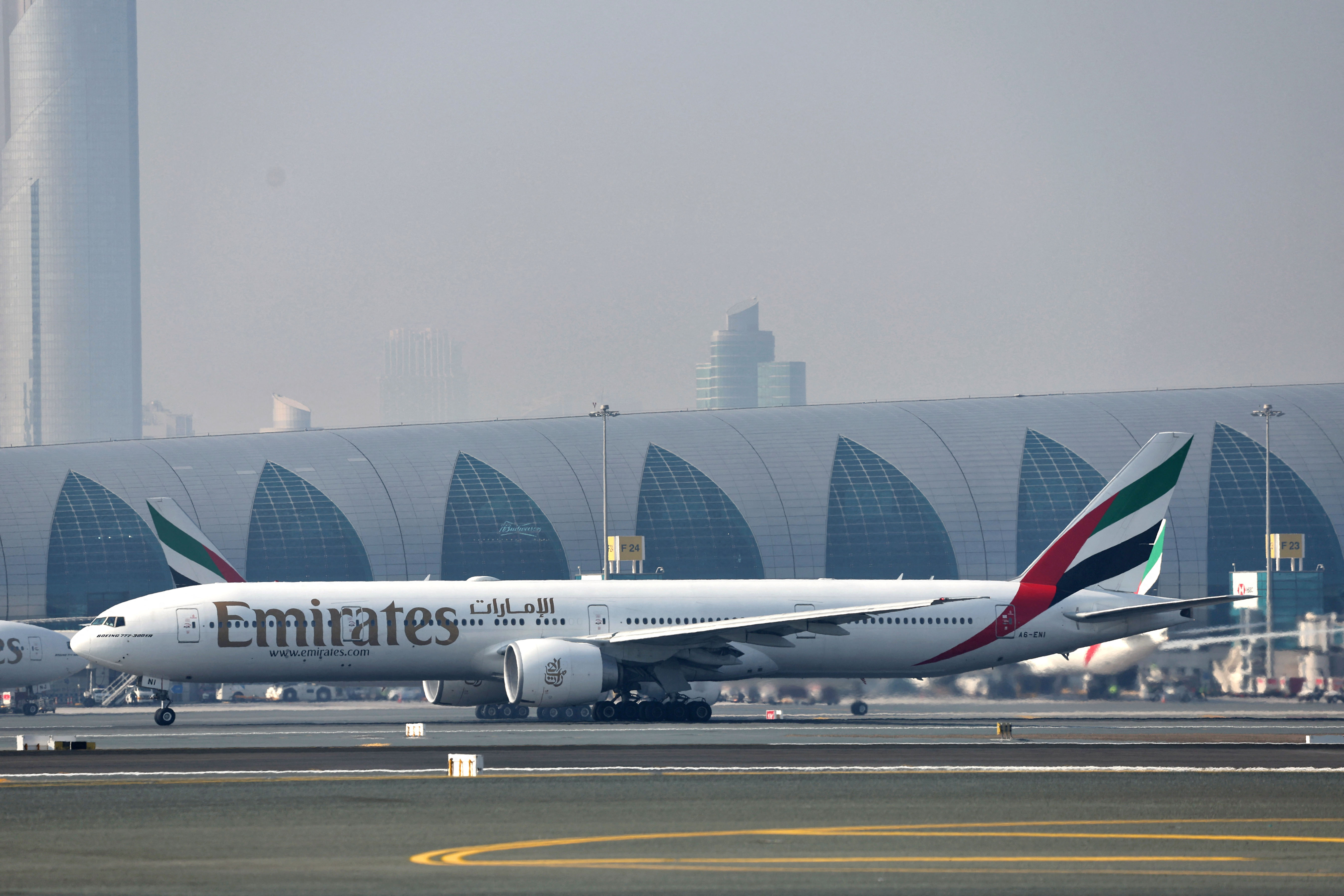 Aviones en la pista del Aeropuerto Internacional de Dubai en Dubai, el 30 de enero de 2023. | Foto: Getty Images
