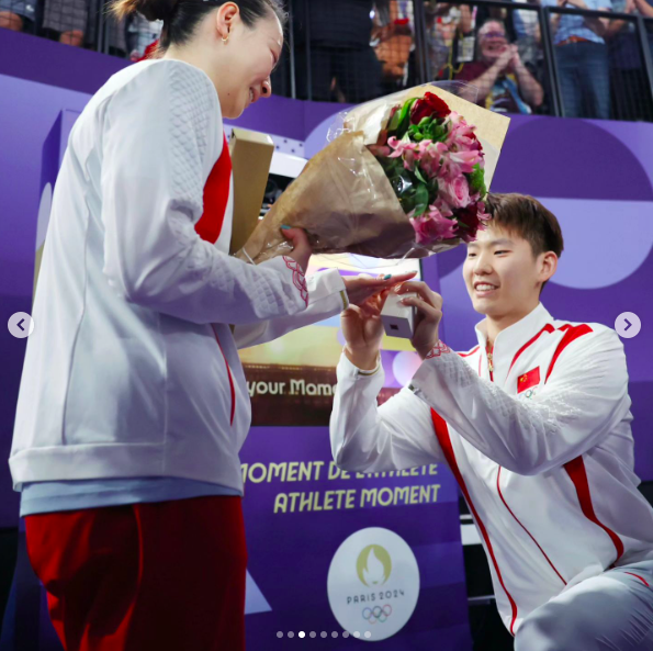 Liu Yuchen pidiéndole matrimonio a Huang Ya Qiong durante los Juegos Olímpicos de París, publicado el 3 de agosto de 2024 | Fuente: Instagram/hyq28