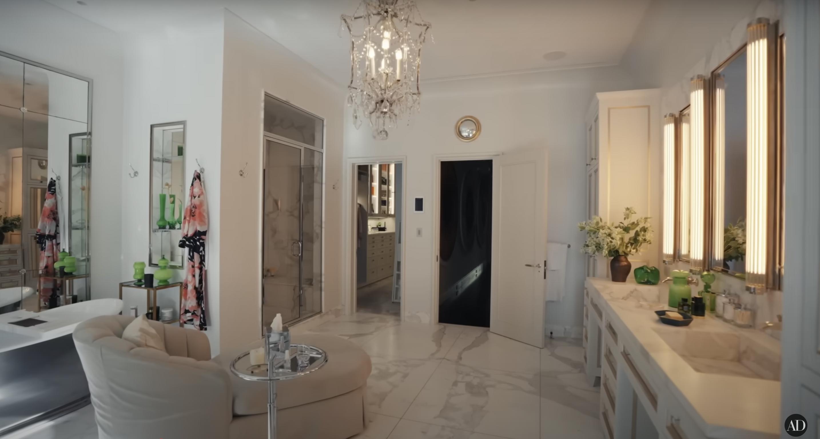 El cuarto de baño de Kelly Ripa y Mark Consuelos en su casa de Nueva York, fechado el 10 de diciembre de 2024 | Fuente: YouTube/@Archdigest