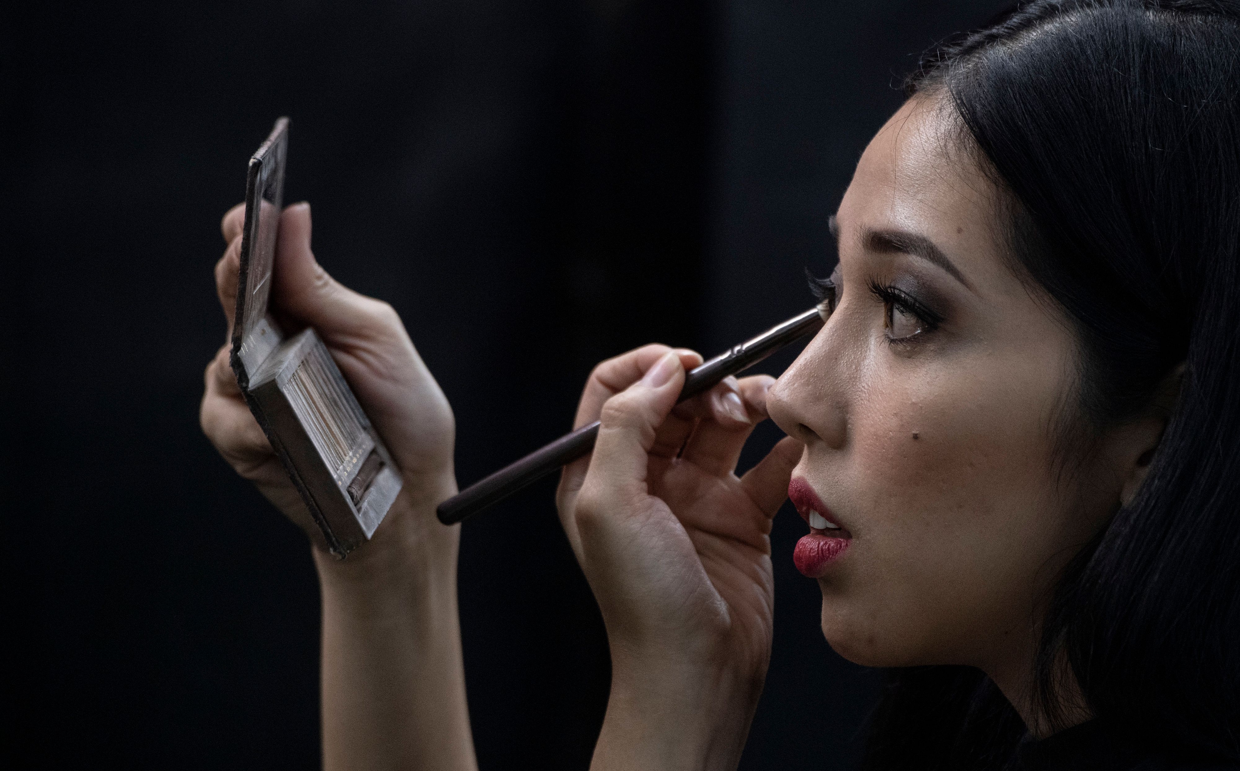 Mujer maquillándose | Foto: Getty Images