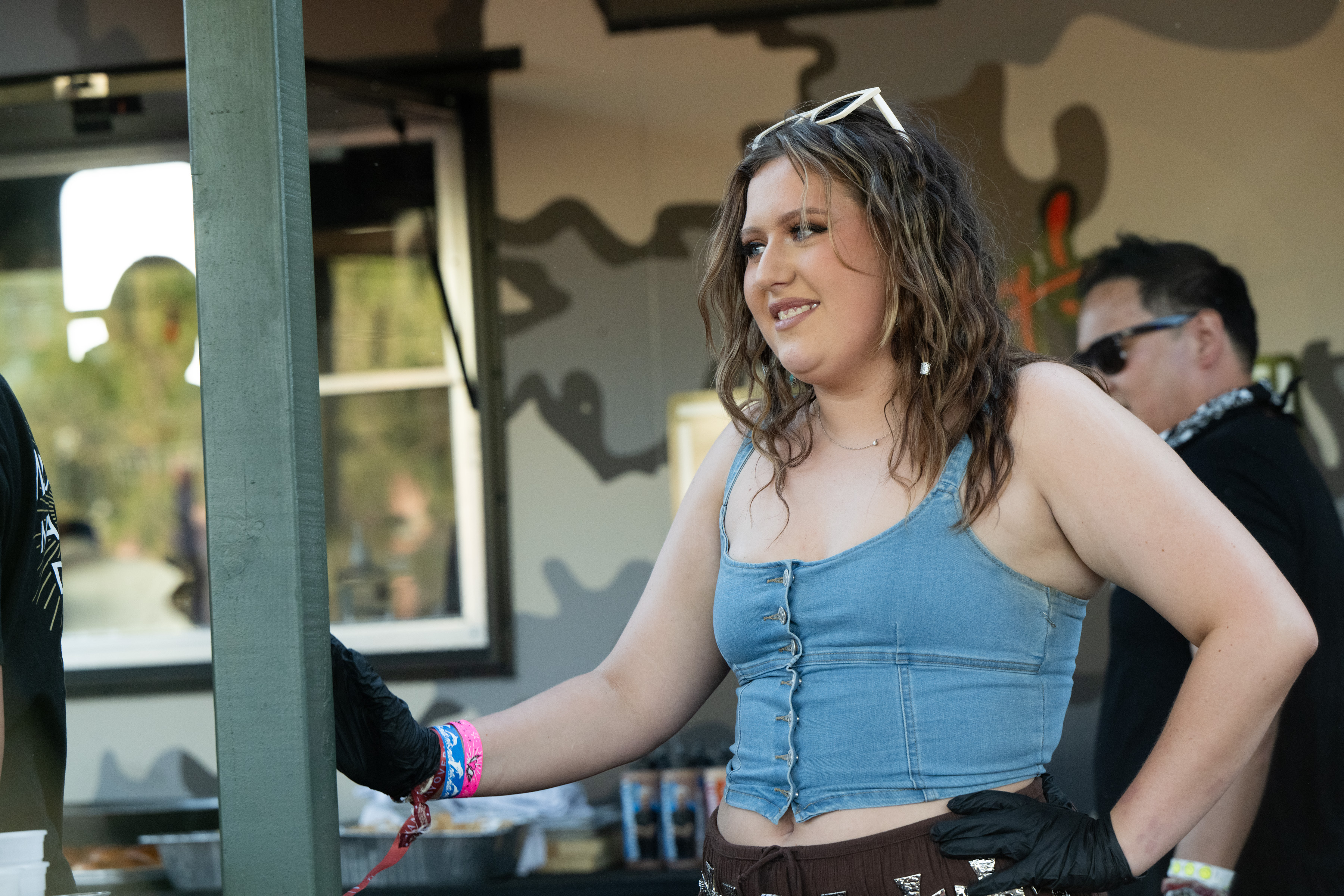 Bailee Ann DeFord en Guy Fieri's Smokehouse el Día 1 del Festival Stagecoach el 26 de abril de 2024, en Indio, California | Fuente: Getty Images