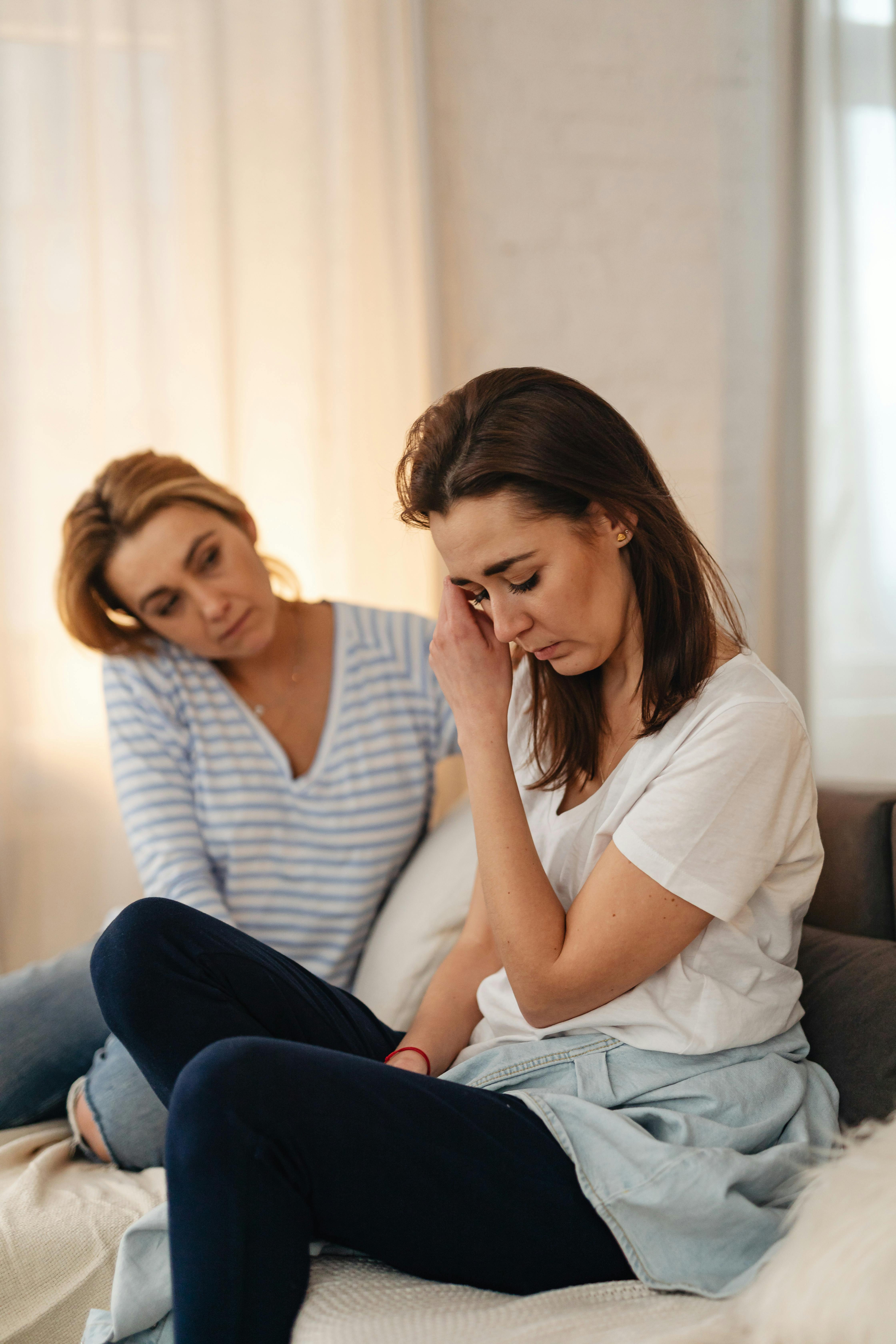 Una mujer mayor consolando a otra más joven | Fuente: Pexels