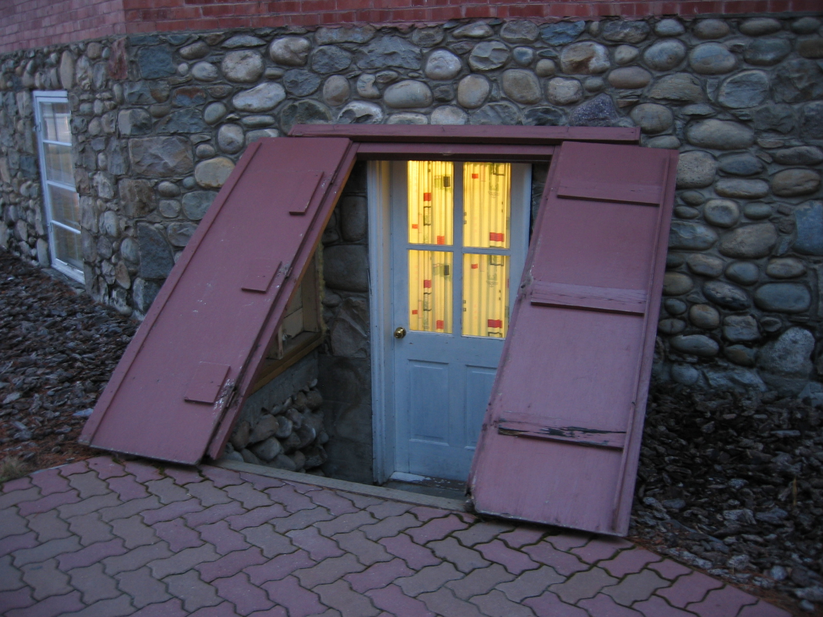 Una puerta que da a un sótano | Foto: Flickr