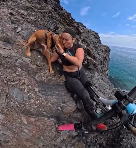 Cecilia Sopeña acaricia a su perra tras el susto | Fuente: Instagram/deportes13cl