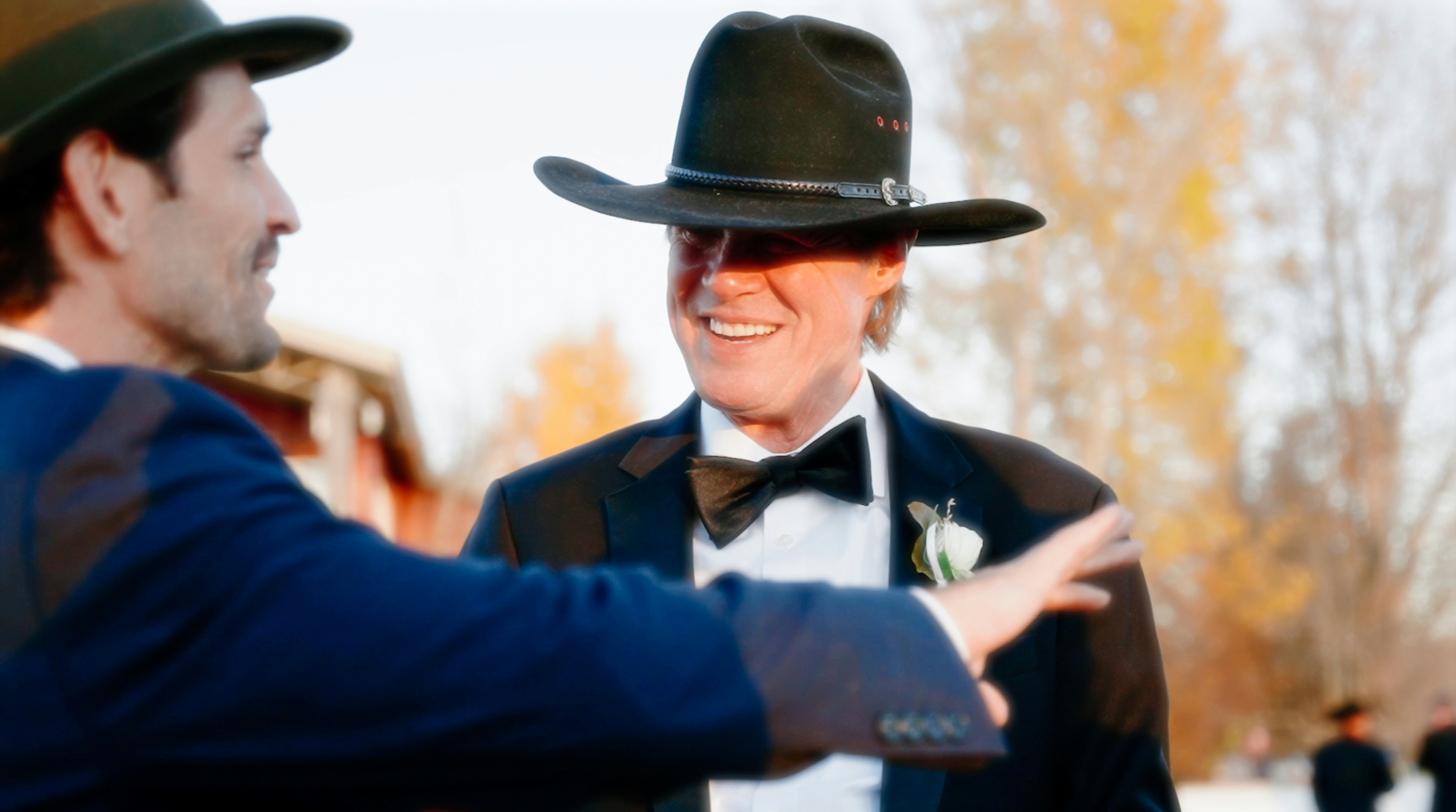 Hombres trajeados hablando | Fuente: Unsplash