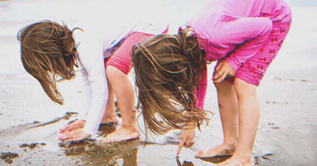 Dos niñas jugando en la playa | Foto: Shutterstock